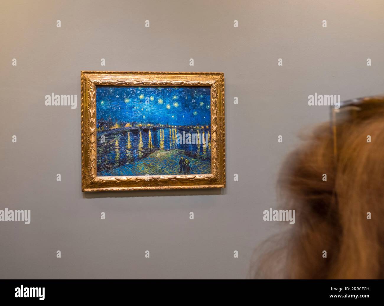 Les gens regardant Vincent Van Gogh, nuit étoilée sur le Rhône, Musée d'Orsay, Paris, France, Europe, UE. Banque D'Images