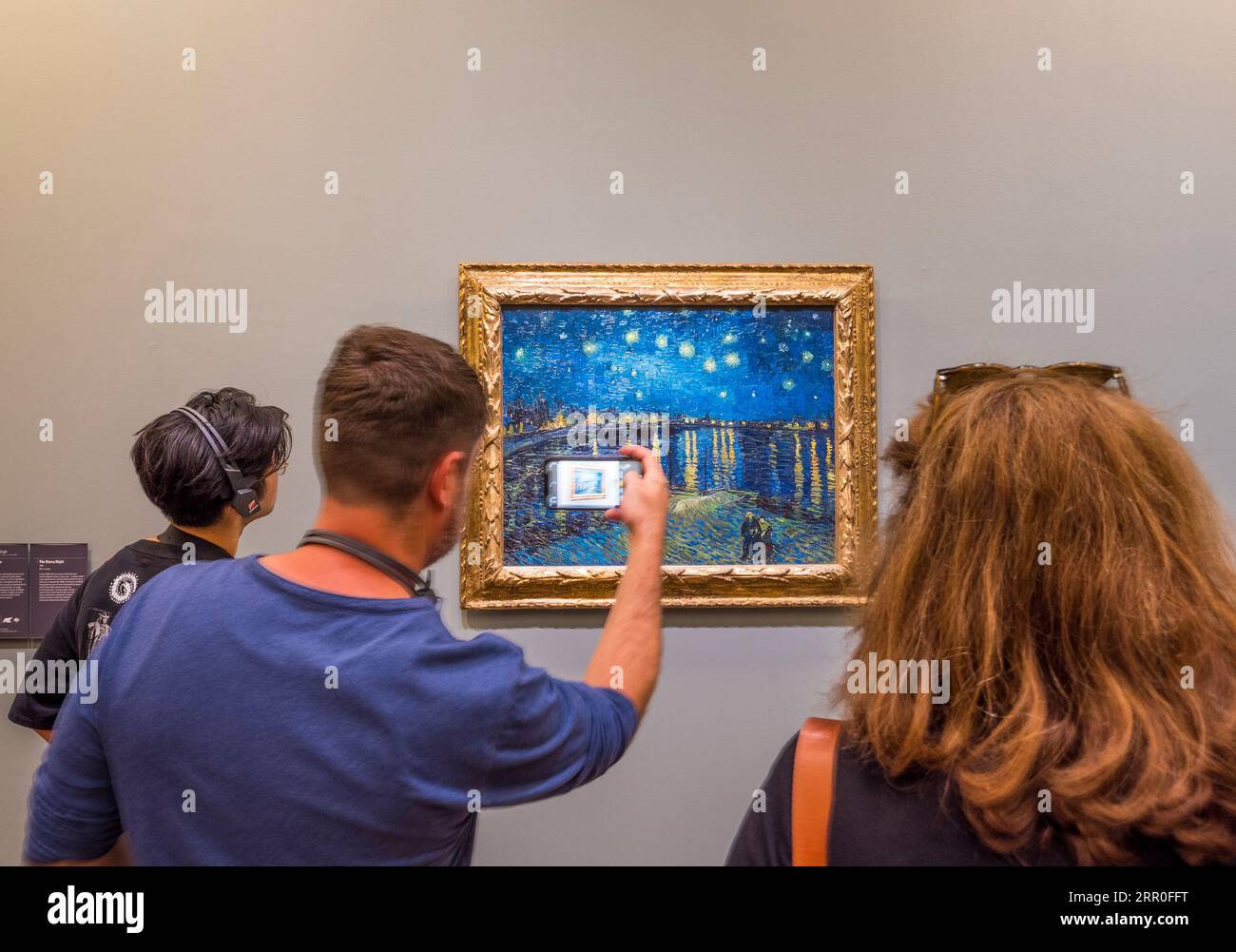 Les gens regardant Vincent Van Gogh, nuit étoilée sur le Rhône, Musée d'Orsay, Paris, France, Europe, UE. Banque D'Images