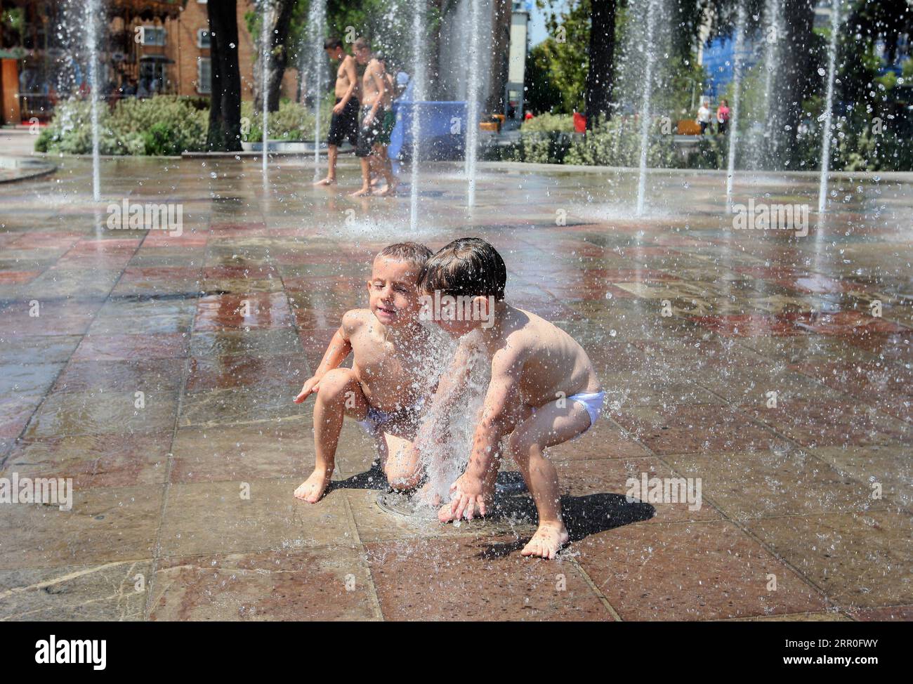 200813 -- TIRANA, 13 août 2020 -- les enfants se rafraîchissent dans les fontaines de la place Skanderbeg, au centre de la capitale Tirana, Albanie, le 12 août 2020. L'Albanie a été frappée par une vague de chaleur avec une température atteignant 39 degrés Celsius mercredi. ALBANIE-TIRANA-TEMPS CHAUD ArbenxCeli PUBLICATIONxNOTxINxCHN Banque D'Images