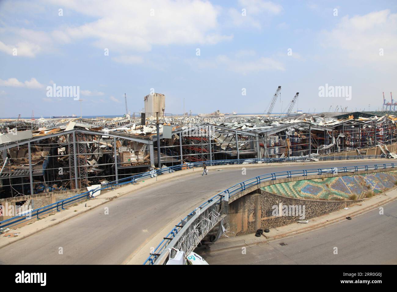 200813 -- BEYROUTH, 13 août 2020 -- une photo prise le 13 août 2020 montre des dommages au port de Beyrouth au Liban. Deux énormes explosions ont secoué le port de Beyrouth le 4 août, secouant des bâtiments dans toute la capitale libanaise, tuant 171 personnes et en blessant au moins 6 000. LIBAN-BEYROUTH-EXPLOSIONS-APRES LixLiangyong PUBLICATIONxNOTxINxCHN Banque D'Images
