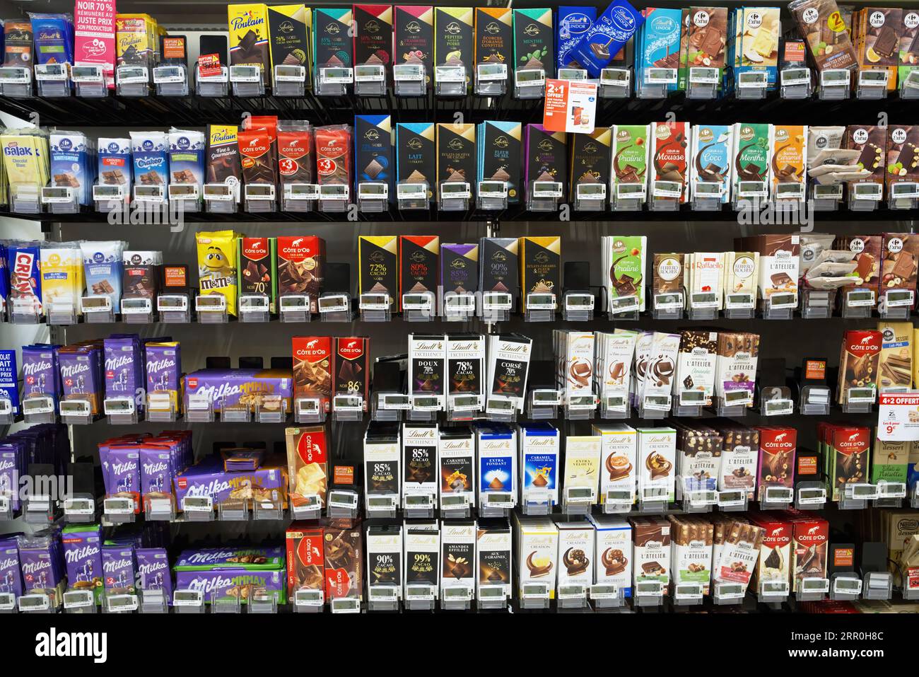 Chocolat à vendre dans un supermarché français. Banque D'Images