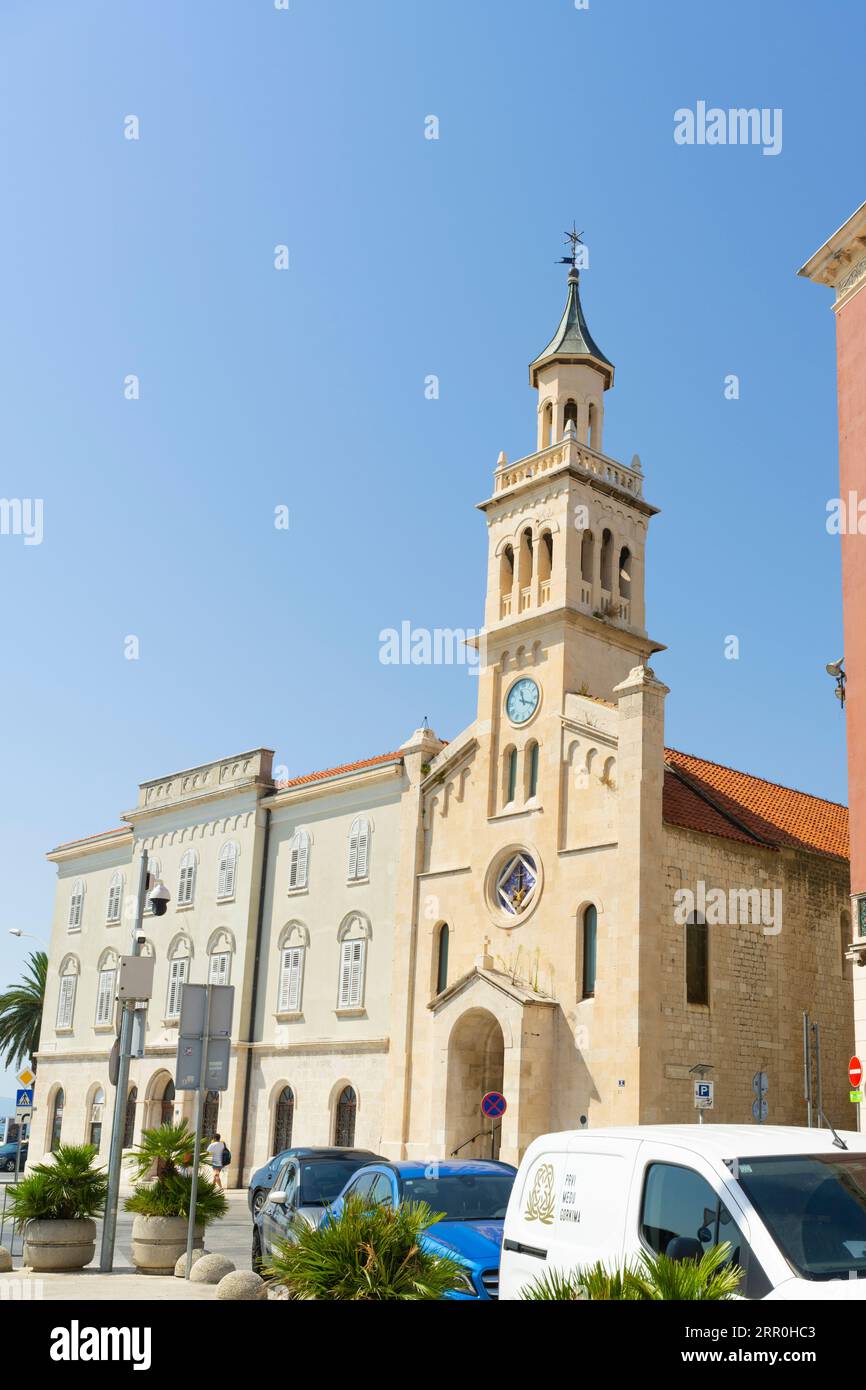 Croatie Split ville port vieille ville Église franciscaine Monastère de St François origines 304AD restes de St Felix & auteur Marko Marlin reconstruit 1995 Banque D'Images