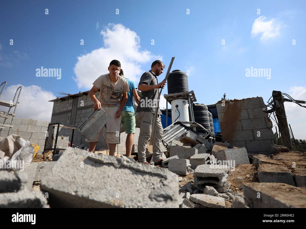 200815 -- GAZA, 15 août 2020 Xinhua -- des Palestiniens inspectent les dommages causés à une maison suite à une frappe aérienne israélienne à l'est du camp de réfugiés d'al-Bureij, dans le centre de la bande de Gaza, le 15 août 2020. Des avions de l'armée israélienne ont frappé vendredi soir des postes et des installations dans la bande de Gaza qui appartiennent aux militants du mouvement islamique Hamas en réponse au lancement de ballons incendiaires depuis l'enclave côtière en Israël. Photo de Yasser Qudih/Xinhua MIDEAST-GAZA-AIRSTRIKE PUBLICATIONxNOTxINxCHN Banque D'Images