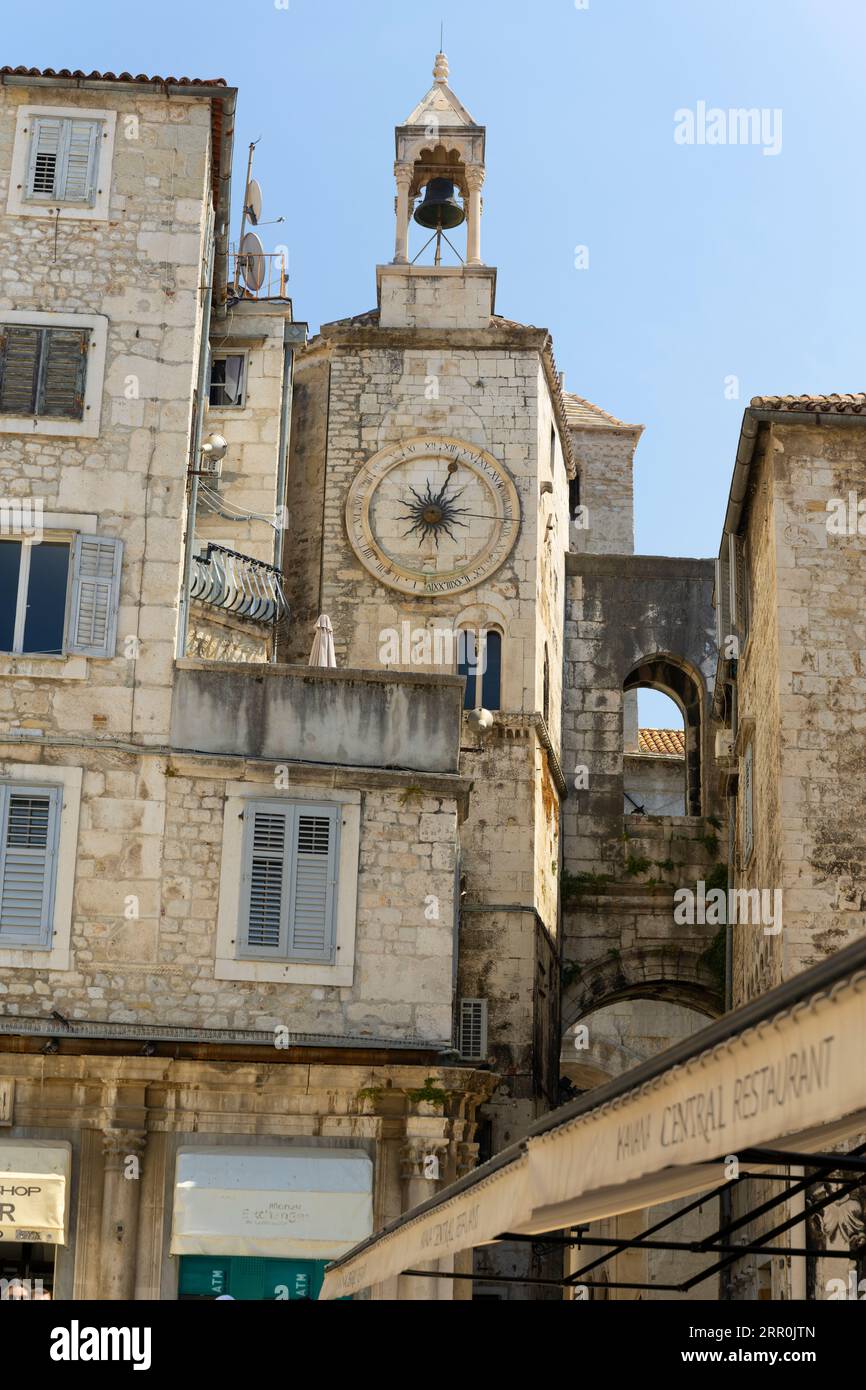 Croatie Split Bell Tower 24 horloge à chiffres romains restes de l'église de notre-Dame de Zvonik converti garde de la porte de fer mur occidental du 6e siècle Banque D'Images