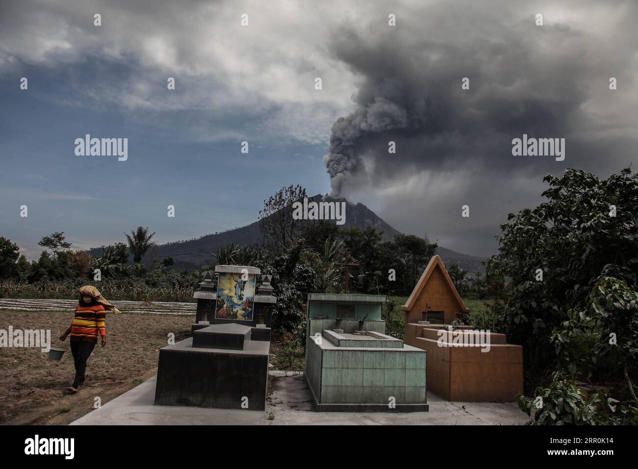 200818 -- SUMATRA NORD, 18 août 2020 -- une photo prise le 18 août 2020 montre le mont Sinabung crachant des matériaux volcaniques à Karo, dans le nord de Sumatra, en Indonésie. Photo de /Xinhua INDONÉSIE-NORD SUMATRA-MONT SINABUNG-ÉRUPTION AlberthxDamanik PUBLICATIONxNOTxINxCHN Banque D'Images