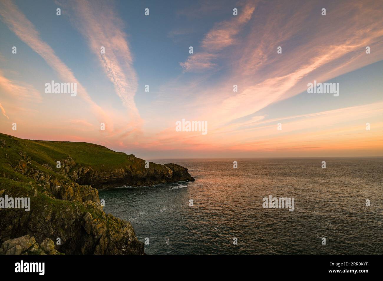 Trevose Head, Cornwall, Royaume-Uni. 6 septembre 2023. UK Météo. C'était un lever de soleil glorieux regardant sur la mer sur le coût nord de Cornwall ce matin, sur ce qui pourrait être potentiellement la journée la plus chaude de l'année à travers une grande partie du Royaume-Uni. Crédit Simon Maycock / Alamy Live News. Banque D'Images