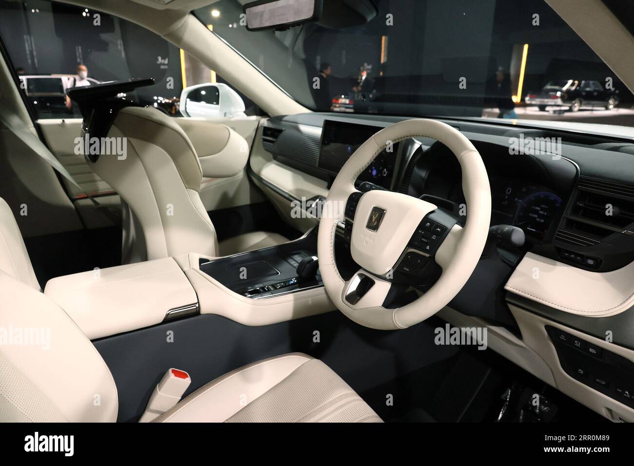 Tokyo, Japon. 6 septembre 2023. Le géant japonais de l'automobile Toyota Motor expose le nouveau véhicule de luxe avec chauffeur « Century » à Tokyo le mercredi 6 septembre 2023. Le nouveau Century équipé d’un V6 à essence de 3,5 litres et d’un système hybride rechargeable à deux moteurs pour entraîner toutes les roues sera mis en vente cette année. (Photo de Yoshio Tsunoda/AFLO) Banque D'Images