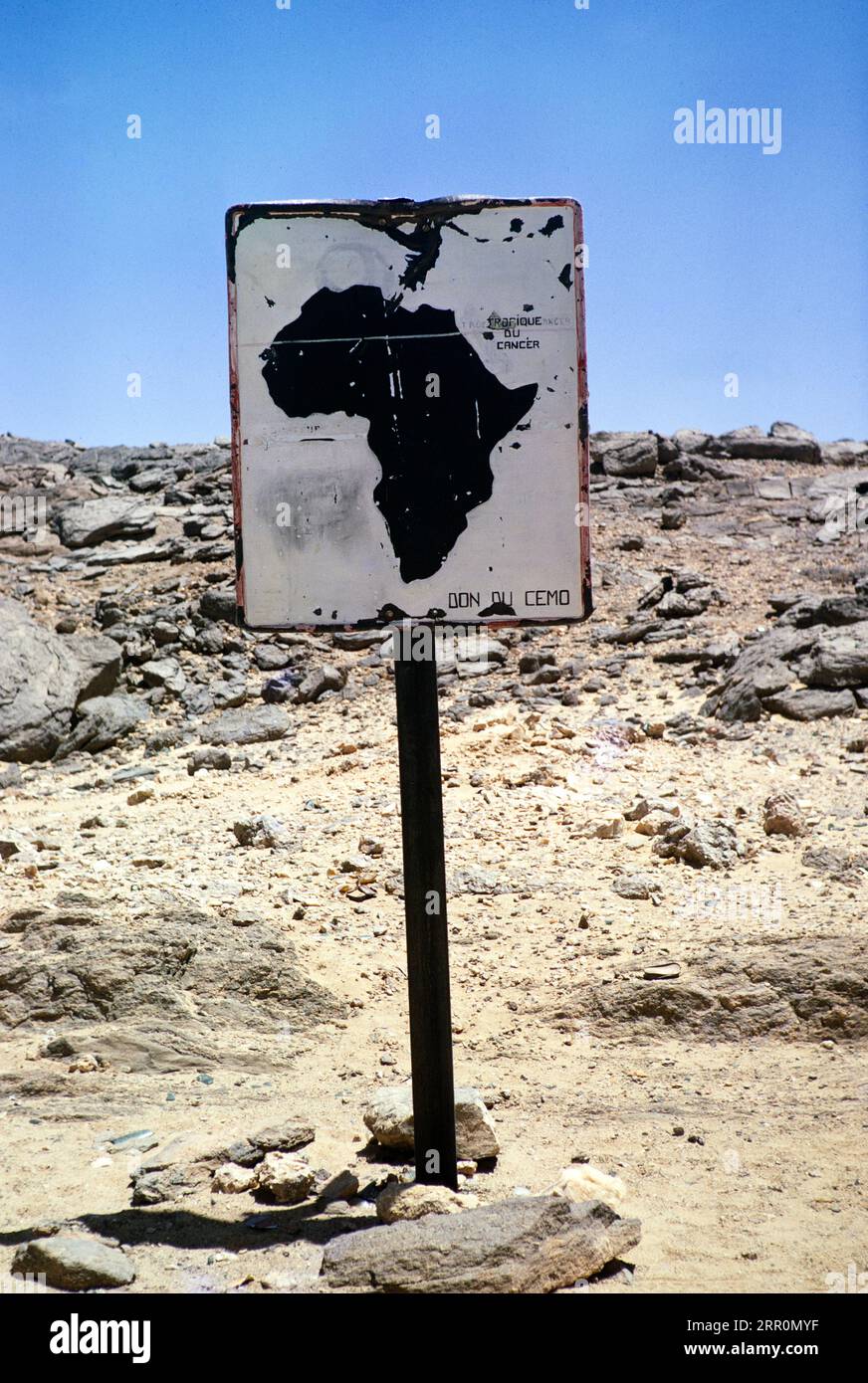 Panneau pour la traversée du tropique du cancer sur la route transsaharienne, désert du Sahara, Algérie, Afrique du Nord 1973 Banque D'Images