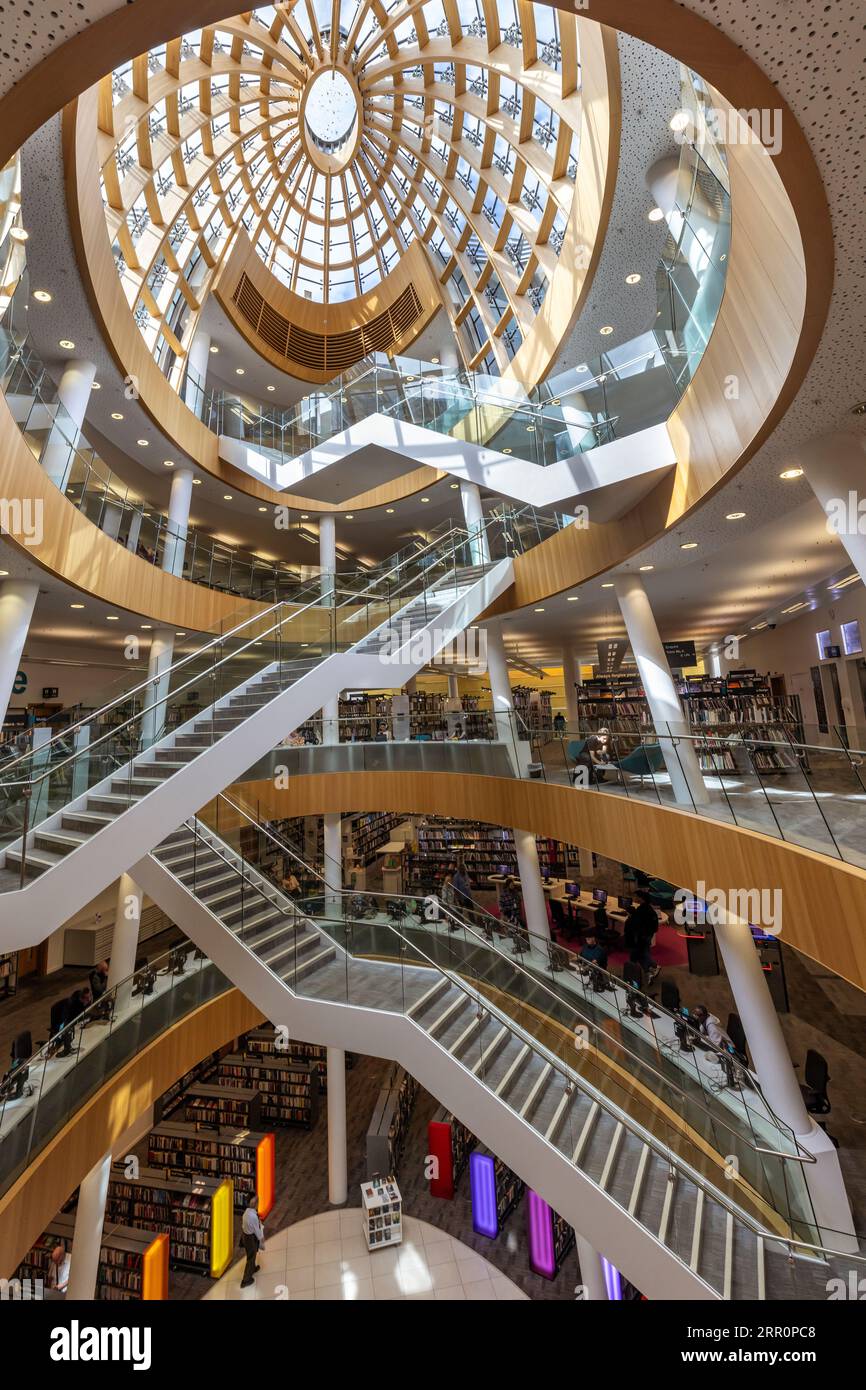 Le spectaculaire atrium et escalier de la bibliothèque centrale de Liverpool, Angleterre, Royaume-Uni Banque D'Images