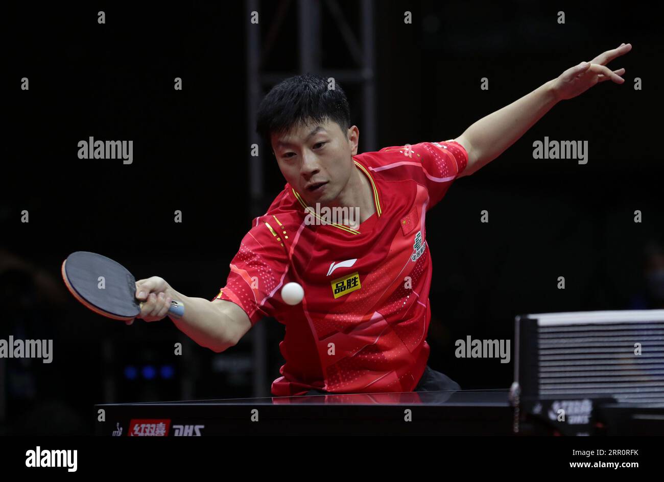 PyeongChang, Corée du Sud. 6 septembre 2023. Ma long of China fait un retour à un Jaehyun de la Corée du Sud lors du match de demi-finale des équipes masculines entre la Chine et la Corée du Sud au 26e Championnat ITTF-Asian de tennis de table à Pyeongchang, Corée du Sud, le 6 septembre 2023. Crédit : James Lee/Xinhua/Alamy Live News Banque D'Images