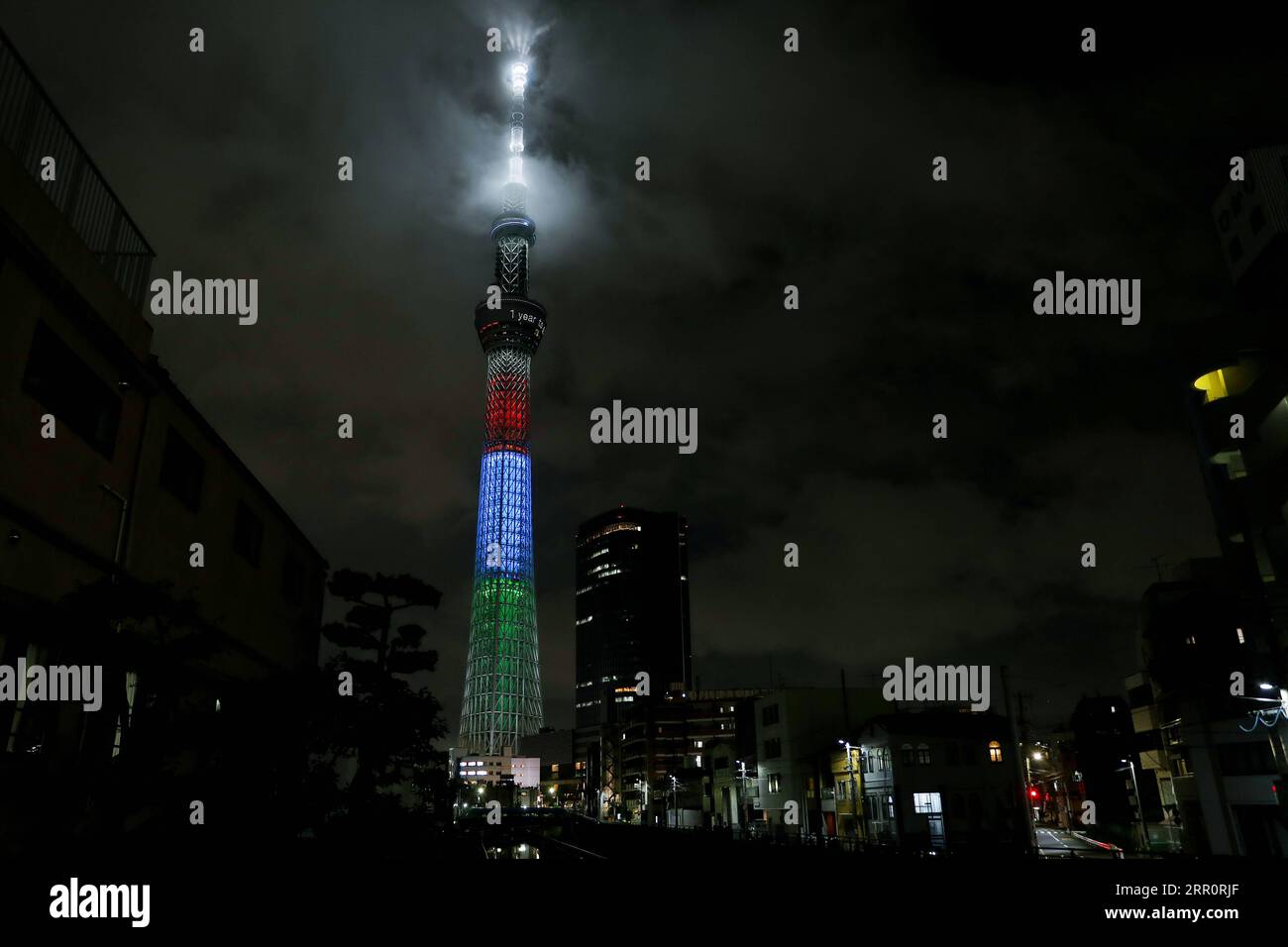 200825 -- BEIJING, le 25 août 2020 -- Tokyo Skytree est illuminé avec les couleurs du symbole paralympique pour marquer un an avant le début des Jeux paralympiques de Tokyo 2020 reportés à Tokyo, au Japon, le 24 août 2020. PHOTOS XINHUA DU JOUR DuxXiaoyi PUBLICATIONxNOTxINxCHN Banque D'Images