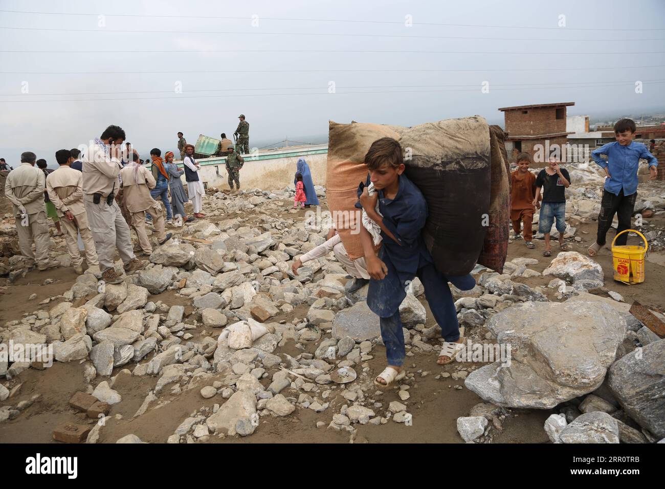 200826 -- CHARIKAR, 26 août 2020 -- Un homme transporte ses effets personnels d'une maison endommagée après une inondation à Charikar, province de Parwan, Afghanistan, le 26 août 2020. Le bilan des inondations de mardi soir dans la province orientale de Parwan en Afghanistan a grimpé à 73 et 100 autres blessés, a confirmé mercredi le porte-parole du gouvernement provincial. Photo de /Xinhua AFGHANISTAN-PARWAN-FLOOD RahmatullahxAlizadah PUBLICATIONxNOTxINxCHN Banque D'Images