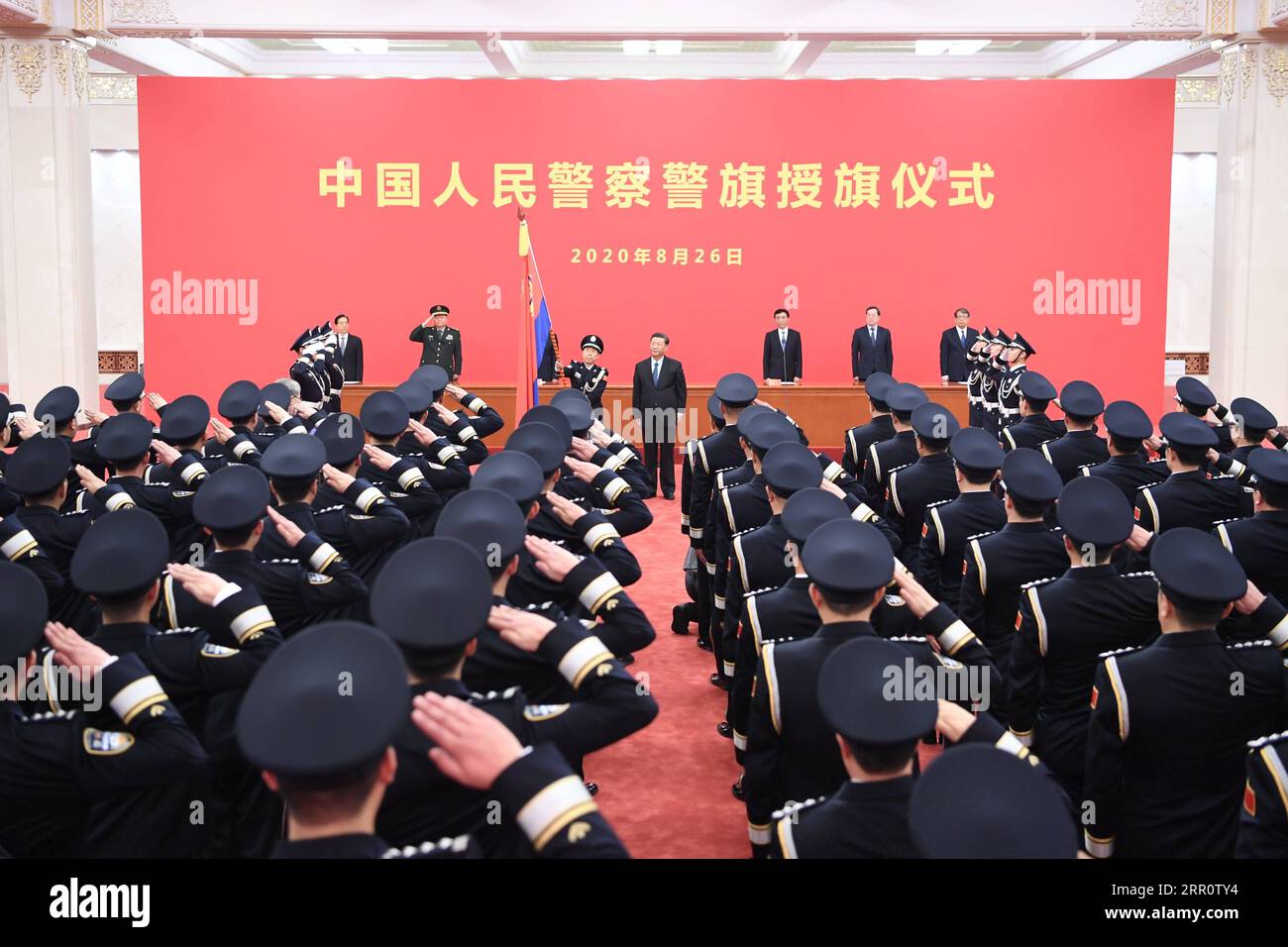 200826 -- BEIJING, 26 août 2020 -- le président chinois Xi Jinping, également secrétaire général du Comité central du Parti communiste chinois et président de la Commission militaire centrale, confère le drapeau de la police à la force de police chinoise et prononce une allocution à la cérémonie au Grand Hall du peuple à Beijing, capitale de la Chine, le 26 août 2020. CHINE-PÉKIN-XI JINPING-POLICE DRAPEAU-CÉRÉMONIE CN ZHANGXLING PUBLICATIONXNOTXINXCHN Banque D'Images