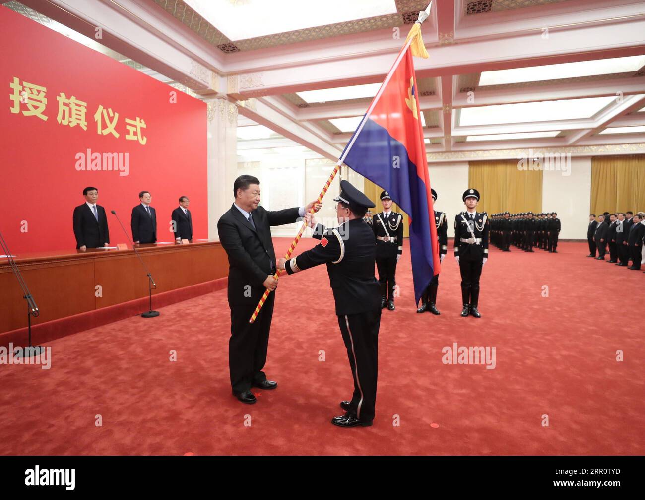 200826 -- BEIJING, 26 août 2020 -- le président chinois Xi Jinping, également secrétaire général du Comité central du Parti communiste chinois et président de la Commission militaire centrale, confère le drapeau de la police à la force de police chinoise lors d une cérémonie au Grand Hall du peuple à Beijing, capitale de la Chine, le 26 août 2020. CHINE-PÉKIN-XI JINPING-POLICE DRAPEAU-CÉRÉMONIE CN JUXPENG PUBLICATIONXNOTXINXCHN Banque D'Images