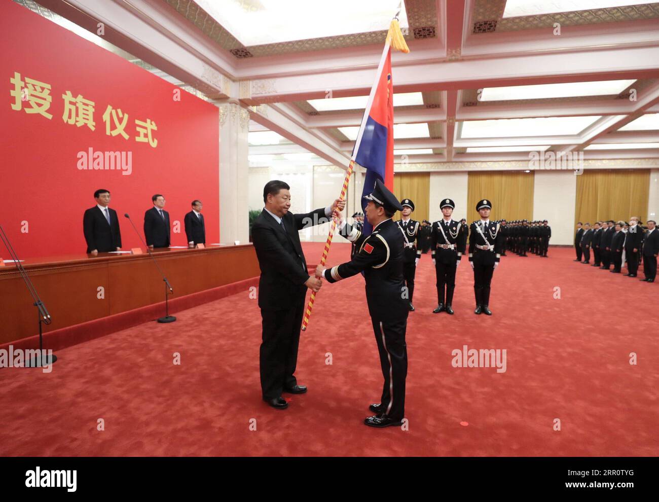200826 -- BEIJING, 26 août 2020 -- le président chinois Xi Jinping, également secrétaire général du Comité central du Parti communiste chinois et président de la Commission militaire centrale, confère le drapeau de la police à la force de police chinoise lors d une cérémonie au Grand Hall du peuple à Beijing, capitale de la Chine, le 26 août 2020. CHINE-PÉKIN-XI JINPING-POLICE DRAPEAU-CÉRÉMONIE CN JUXPENG PUBLICATIONXNOTXINXCHN Banque D'Images