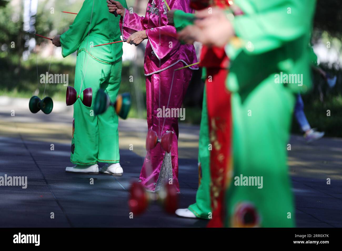 200828 -- BEIJING, le 28 août 2020 -- des personnes âgées jouent au diabolos sur la place culturelle Wukesong Diabolo à Beijing, capitale de la Chine, le 11 août 2020. Dong Shulin, 66 ans, vit avec sa femme Mei Yongpei et sa petite-fille de 9 ans, Dong Yutong, à Pékin. Dong Shulin a commencé à jouer au diabolo en 2003 et maintenant toute la famille aime jouer à ce jeu folklorique traditionnel, dans lequel on peut lancer et attraper une toupie en déplaçant un cordon attaché à deux bâtons. Dans la maison de Dong Shulin, plus de 70 diabolos ont été placés tout autour. Certains des diabolos ont été achetés et d'autres ont été faits maison, en particulier le b Banque D'Images