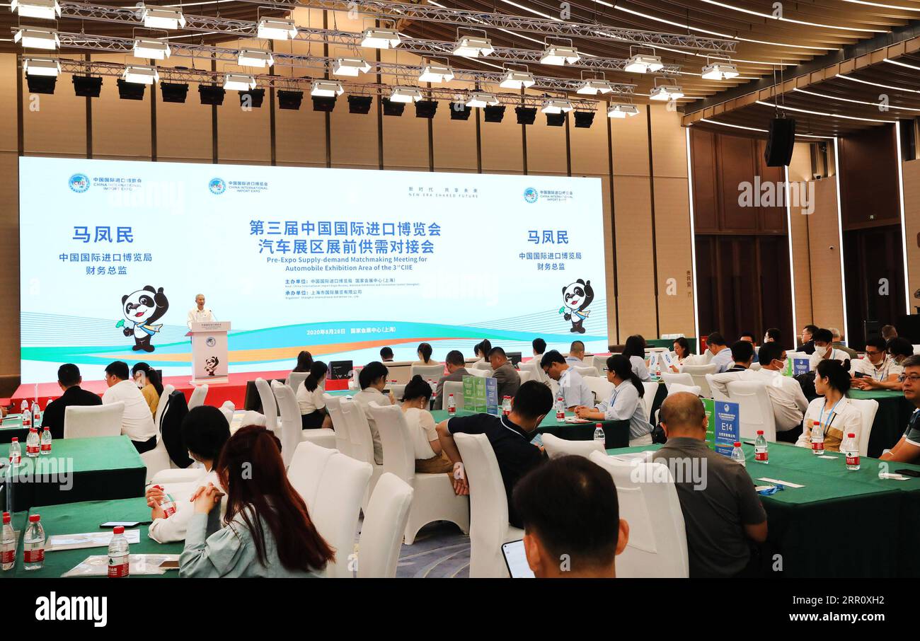200828 -- SHANGHAI, 28 août 2020 -- une photo prise le 28 août 2020 montre une réunion de jumelage offre-demande tenue au National Exhibition and Convention Center de Shanghai, à Shanghai, dans l'est de la Chine. Plus de 60 exposants et plus de 100 acheteurs ont participé à la réunion pré-Expo Supply-Demand Matchmaking Meeting pour la zone d'exposition automobile de la 3e China International Import Expo CIIE qui s'est tenue ici vendredi. CHINA-SHANGHAI-CIIE-PRE-EXPO-MATCHMAKING MEETING CN FANGXZHE PUBLICATIONXNOTXINXCHN Banque D'Images