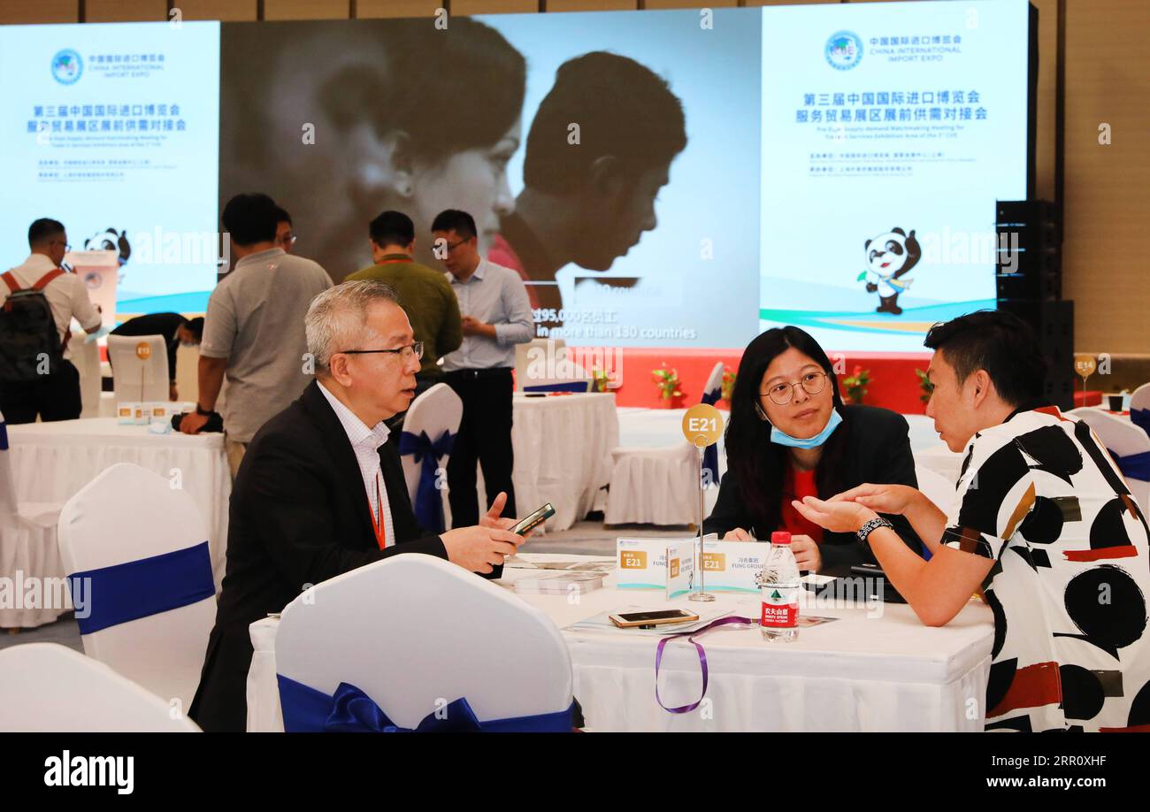 200828 -- SHANGHAI, 28 août 2020 -- les participants communiquent entre eux lors d'une réunion de jumelage offre-demande tenue au National Exhibition and Convention Center Shanghai, à Shanghai, dans l'est de la Chine, le 28 août 2020. Plus de 60 exposants et plus de 100 acheteurs ont participé à la réunion pré-Expo Supply-Demand Matchmaking Meeting pour la zone d'exposition automobile de la 3e China International Import Expo CIIE qui s'est tenue ici vendredi. CHINA-SHANGHAI-CIIE-PRE-EXPO-MATCHMAKING MEETING CN FANGXZHE PUBLICATIONXNOTXINXCHN Banque D'Images