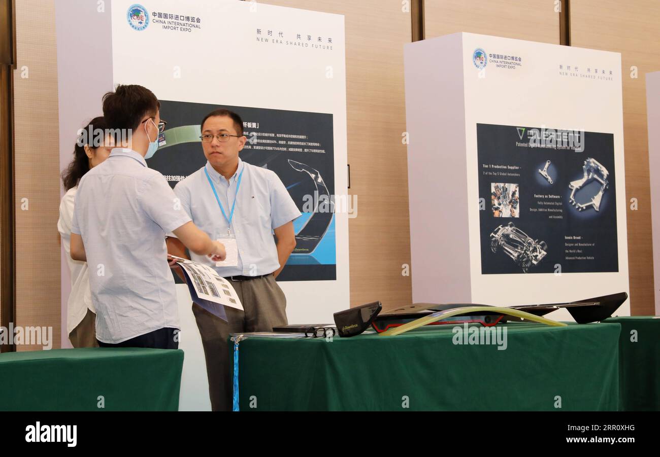 200828 -- SHANGHAI, 28 août 2020 -- les participants communiquent entre eux lors d'une réunion de jumelage offre-demande tenue au National Exhibition and Convention Center Shanghai, à Shanghai, dans l'est de la Chine, le 28 août 2020. Plus de 60 exposants et plus de 100 acheteurs ont participé à la réunion pré-Expo Supply-Demand Matchmaking Meeting pour la zone d'exposition automobile de la 3e China International Import Expo CIIE qui s'est tenue ici vendredi. CHINA-SHANGHAI-CIIE-PRE-EXPO-MATCHMAKING MEETING CN FANGXZHE PUBLICATIONXNOTXINXCHN Banque D'Images