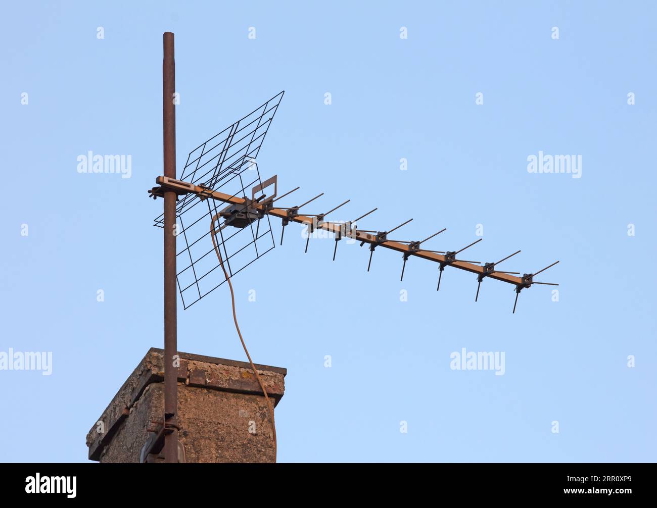 Antenne de type ancien sur le toit de la maison, Italie Banque D'Images