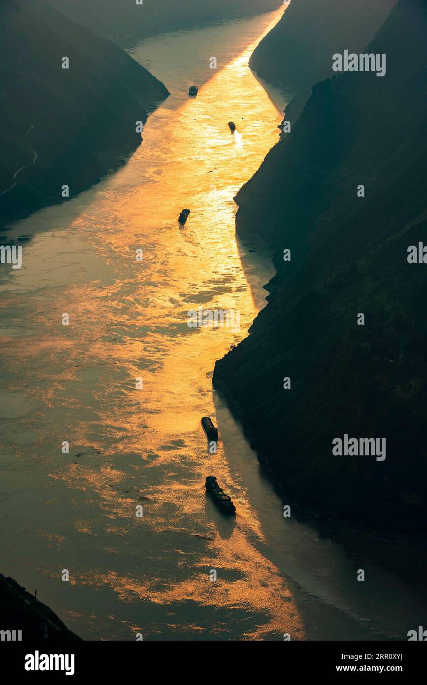 200829 -- ENSHI, 29 août 2020 -- le navire navigue à travers les gorges de Wuxia, l'une des trois gorges du fleuve Yangtze, dans la province du Hubei, au centre de la Chine. Photo de /Xinhua CHINA-HUBEI-ENSHI-TROIS GORGES-SCENERYCN ZhengxJiayu PUBLICATIONxNOTxINxCHN Banque D'Images