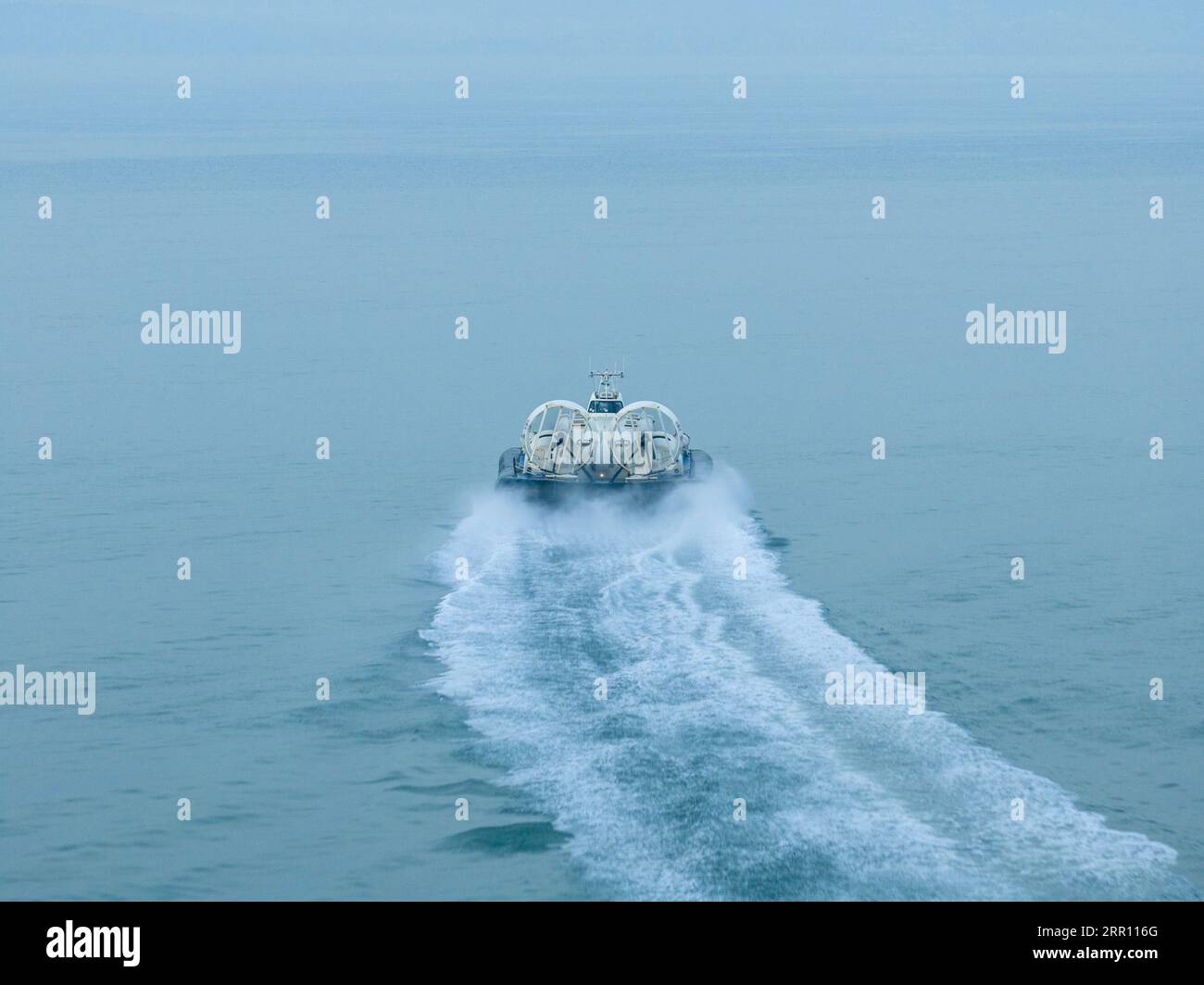 Véhicule terrestre et maritime. Aéroglisseur décollant de la plage. Portsmouth à l'île de Wight aéroglisseur. 'Island Flyer - GH-2161' Banque D'Images