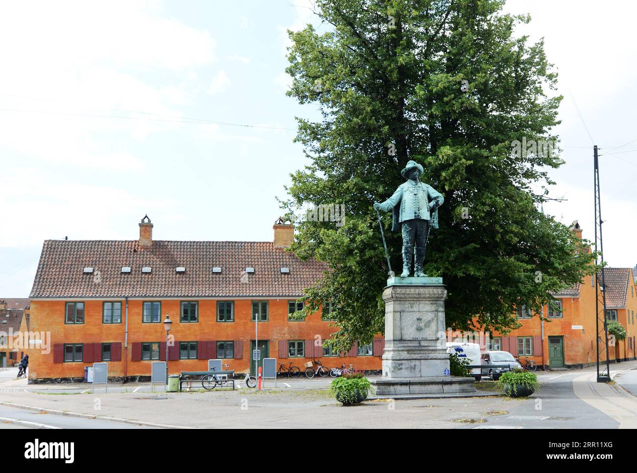 Statue de Rey Christian IV devant le quartier coloré de Nyboder à Copenhague, Danemark Banque D'Images
