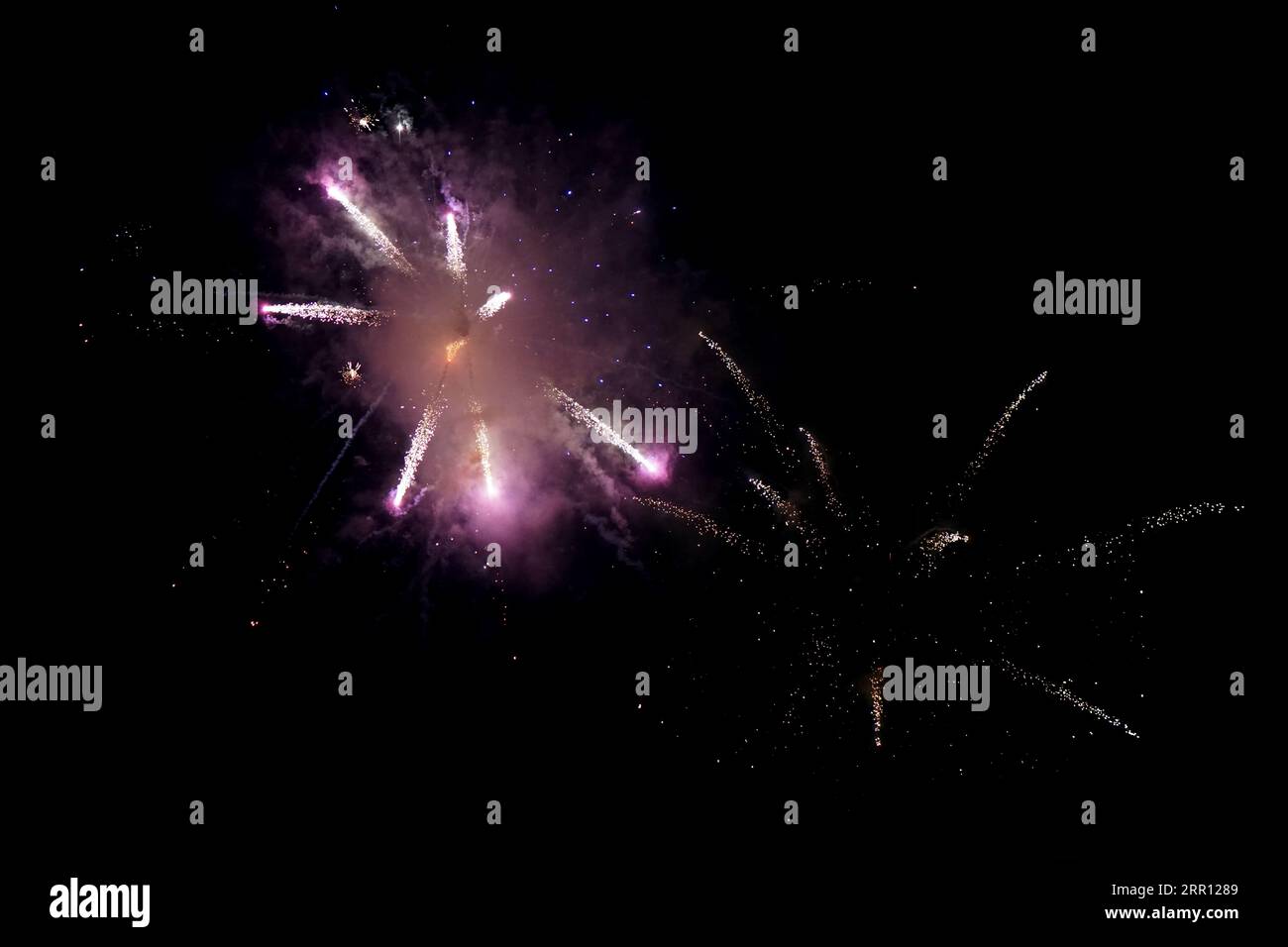 Feux d'artifice de l'espace dans le ciel nocturne sur fond noir Banque D'Images