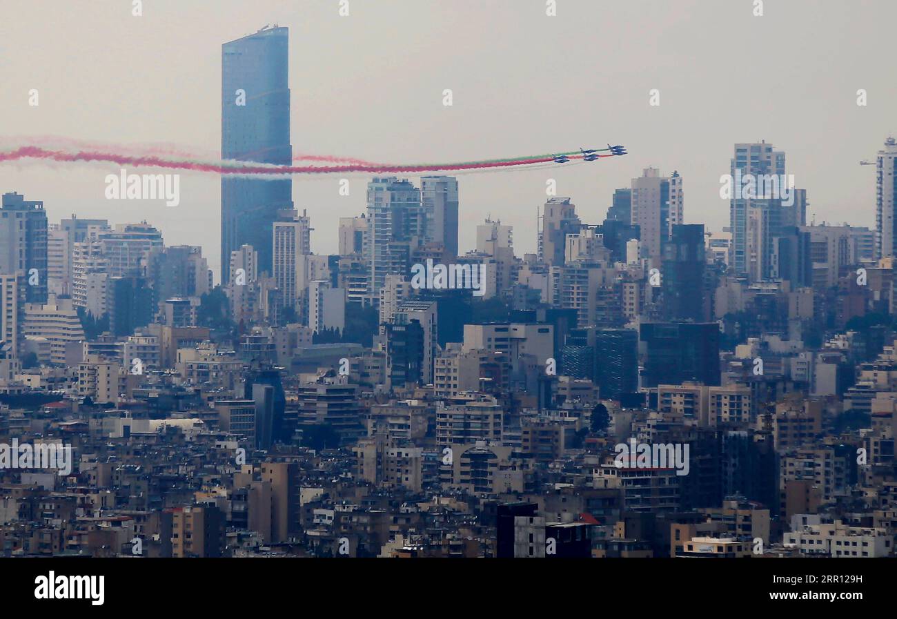 200901 -- BEYROUTH, le 1 septembre 2020 -- des avions survolent Beyrouth, dégageant de la fumée aux couleurs du drapeau national du Liban, lors des célébrations du centenaire du Grand Liban, à Beyrouth, Liban, le 1 septembre 2020. LIBAN-BEYROUTH-CENTENAIRE-CÉLÉBRATION BilalxJawich PUBLICATIONxNOTxINxCHN Banque D'Images