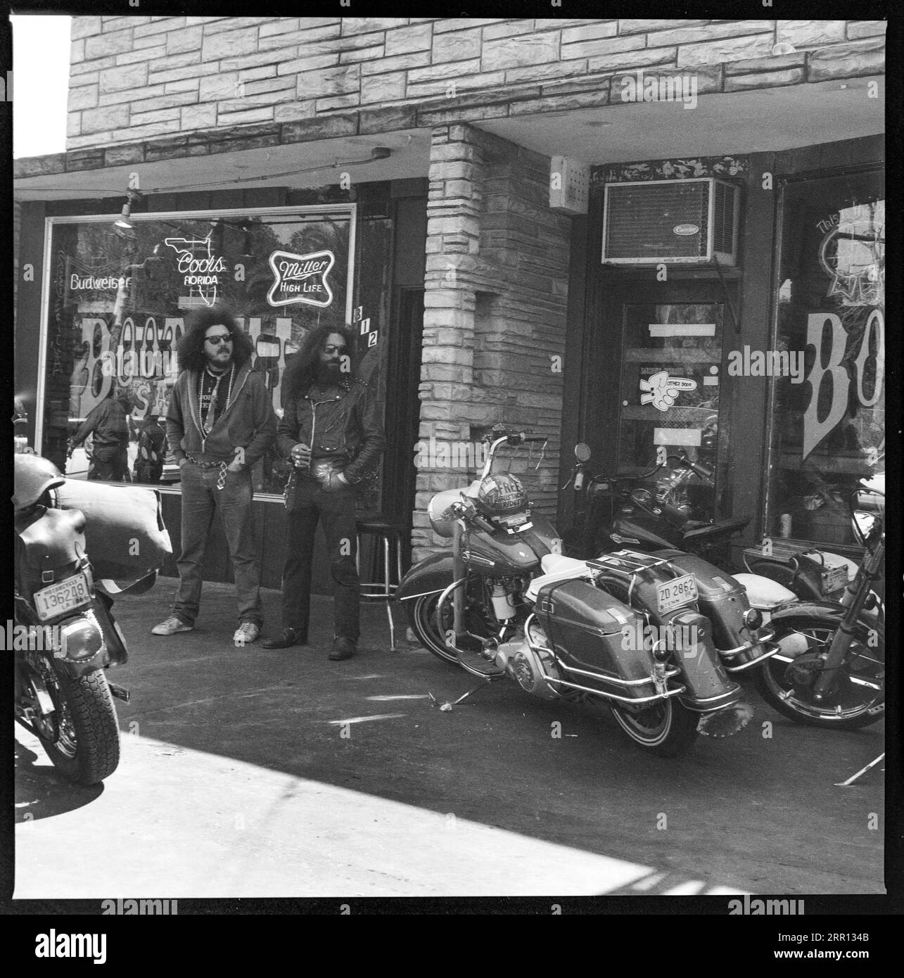 Les motos Harley Davidson garées devant la Boot Hill Saloon pendant la Daytona Bike week en mars 1986 à Daytona Beach, Floride, États-Unis Banque D'Images