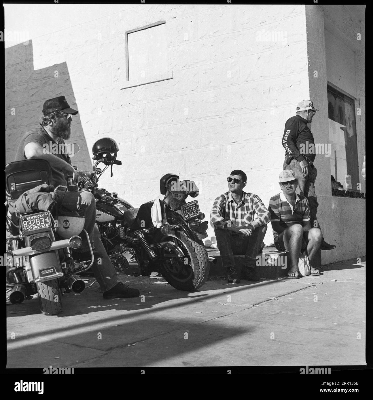 Motos Harley Davidson garées, motards traînant pendant la Daytona Bike week en mars 1986 à Daytona Beach, Floride, États-Unis Banque D'Images