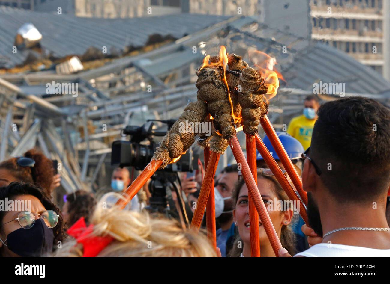 200904 -- BEYROUTH, 4 septembre 2020 -- des gens participent à une réunion de prière pour marquer un mois après les énormes explosions à Beyrouth, au Liban, le 4 septembre 2020. Un certain nombre de religieux musulmans et chrétiens et une grande foule de citoyens ont organisé une réunion de prière près des courges de blé détruites au port de Beyrouth pour ceux qui sont morts dans les explosions qui ont secoué la région le 4 août, a rapporté vendredi la chaîne de télévision locale al-Jadeed. LIBAN-BEYROUTH-EXPLOSIONS-RASSEMBLEMENT DE PRIÈRE-UN MOIS BILALXJAWICH PUBLICATIONXNOTXINXCHN Banque D'Images