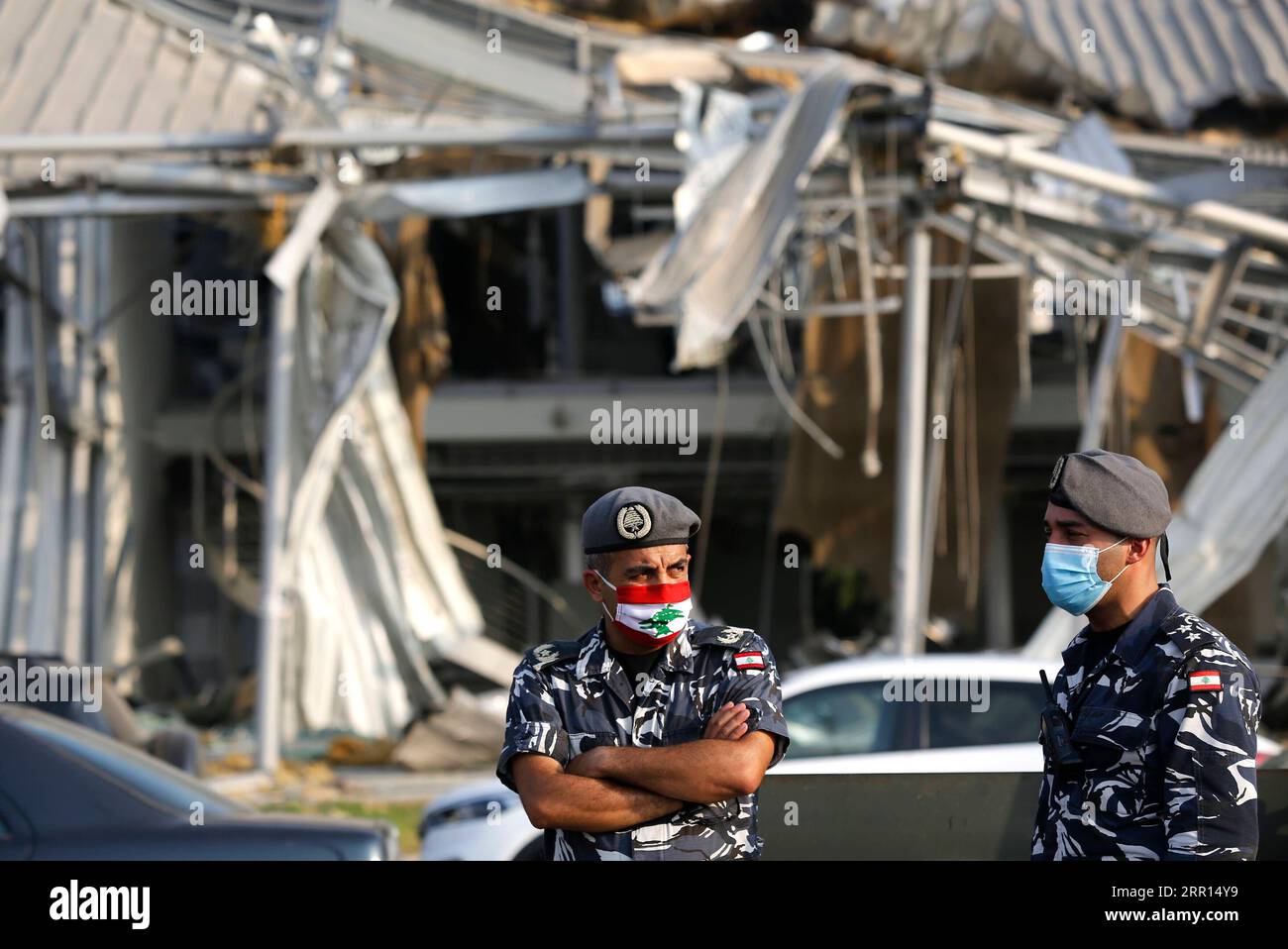 200904 -- BEYROUTH, 4 septembre 2020 -- des policiers montent la garde lors d'une réunion de prière pour marquer un mois après les énormes explosions à Beyrouth, au Liban, le 4 septembre 2020. Un certain nombre de religieux musulmans et chrétiens et une grande foule de citoyens ont organisé une réunion de prière près des courges de blé détruites au port de Beyrouth pour ceux qui sont morts dans les explosions qui ont secoué la région le 4 août, a rapporté vendredi la chaîne de télévision locale al-Jadeed. LIBAN-BEYROUTH-EXPLOSIONS-RASSEMBLEMENT DE PRIÈRE-UN MOIS BILALXJAWICH PUBLICATIONXNOTXINXCHN Banque D'Images