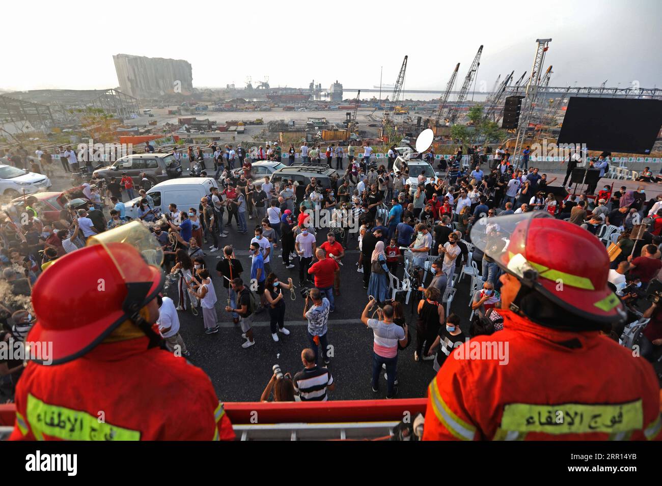 200904 -- BEYROUTH, 4 septembre 2020 -- des gens participent à une réunion de prière pour marquer un mois après les énormes explosions à Beyrouth, au Liban, le 4 septembre 2020. Un certain nombre de religieux musulmans et chrétiens et une grande foule de citoyens ont organisé une réunion de prière près des courges de blé détruites au port de Beyrouth pour ceux qui sont morts dans les explosions qui ont secoué la région le 4 août, a rapporté vendredi la chaîne de télévision locale al-Jadeed. LIBAN-BEYROUTH-EXPLOSIONS-RASSEMBLEMENT DE PRIÈRE-UN MOIS BILALXJAWICH PUBLICATIONXNOTXINXCHN Banque D'Images