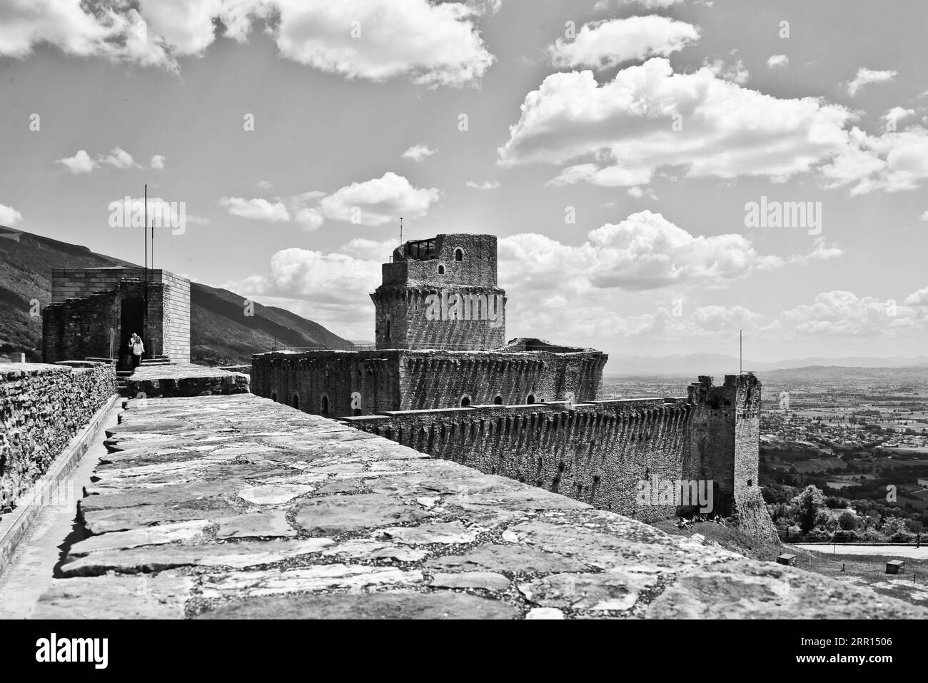 Assise, Ombrie (Italie) - la ville médiévale impressionnante en pierre dans la région de l'Ombrie, avec le célèbre sanctuaire Saint François, en été. Banque D'Images