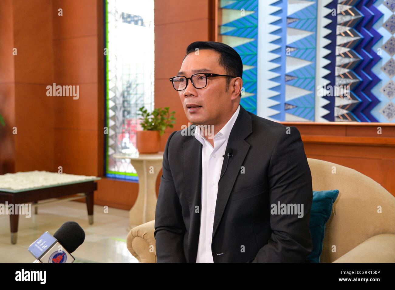 Bandung, Indonésie. 7 août 2023. Ridwan Kamil, chef de la province de Java Ouest, reçoit une interview de Xinhua à Bandung, en Indonésie, le 7 août 2023. POUR ALLER AVEC 'Interview : Jakarta-Bandung High-Speed Railway apporte de nouvelles opportunités de croissance, dit le gouverneur indonésien' crédit : Xu Qin/Xinhua/Alamy Live News Banque D'Images