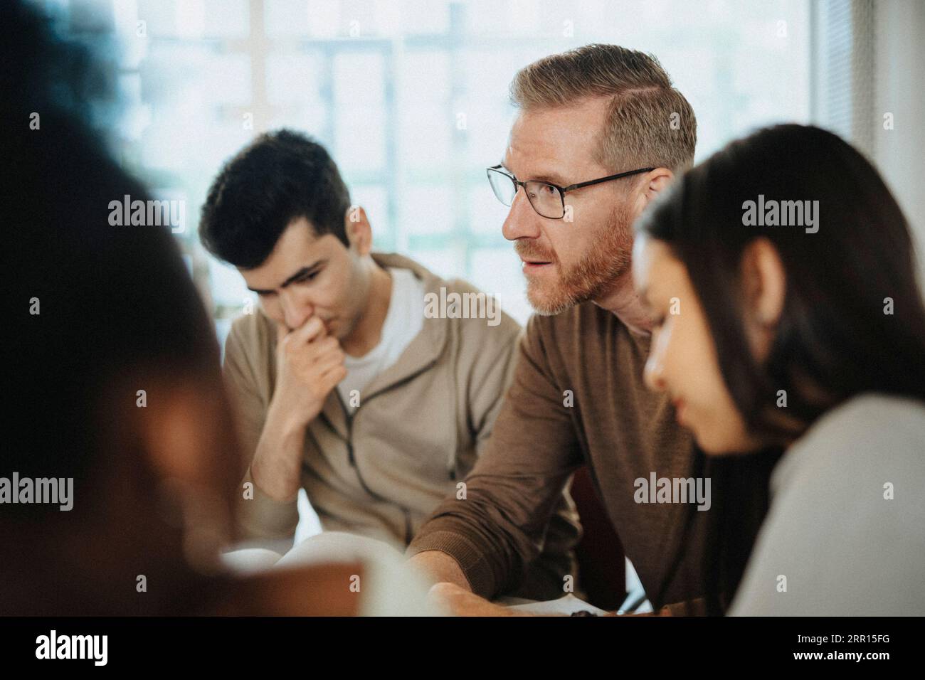 Professeur d'âge mûr expliquant les étudiants en classe à l'université Banque D'Images