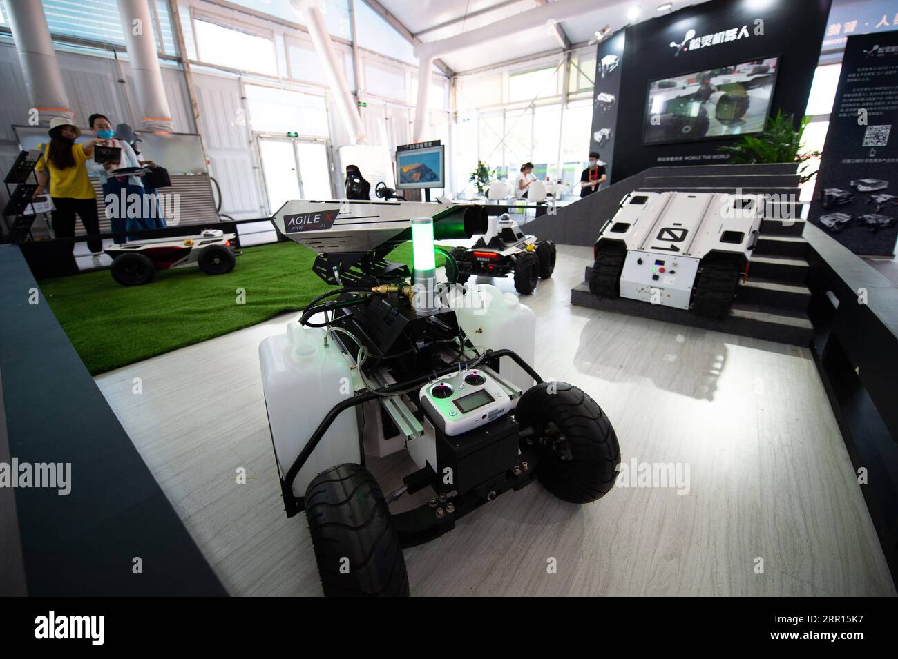 200905 -- BEIJING, 5 septembre 2020 -- une photo prise le 5 septembre 2020 montre une démonstration de fonctionnement de robots dans la zone d'exposition des robots de service de la Foire internationale chinoise pour le commerce des services CIFTIS 2020 à Beijing, capitale de la Chine. Le CIFTIS se déroulera le 4-9 septembre à Beijing. CHINA-BEIJING-CIFITS-SERVICE ROBOTS CN CHENXZHONGHAO PUBLICATIONXNOTXINXCHN Banque D'Images