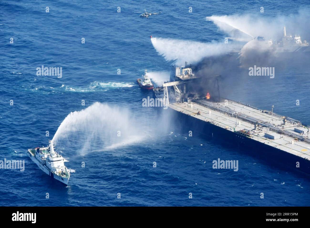 200905 -- COLOMBO, le 5 septembre 2020 -- les pompiers éteignent l'incendie d'un pétrolier dans les mers au large de la côte est du Sri Lanka, le 5 septembre 2020. Le pétrolier en détresse MT New Diamond qui a pris feu dans les mers au large de la côte est du Sri Lanka jeudi a été remorqué à 40 milles marins de la côte et le feu est sous contrôle, a déclaré la marine sri lankaise ici samedi. Sri Lanka Air Force Media/Handout via SRI LANKA-PÉTROLIER-FIRE Xinhua PUBLICATIONxNOTxINxCHN Banque D'Images