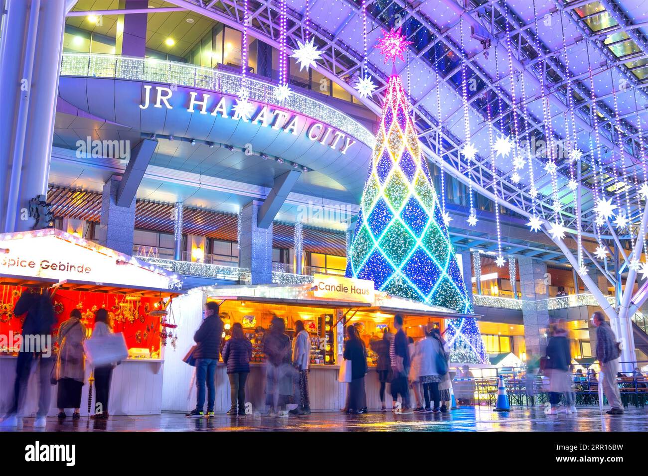 Fukuoka, Japon - novembre 29 2022 : le marché de Noël et illuminations de Fukuoka à la gare JR Hakata est l'un des plus grands marchés de Noël du Japon. Banque D'Images