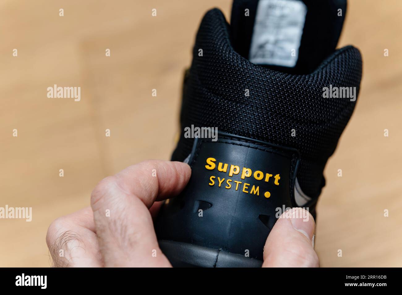 Hambourg, Allemagne - 16 février 2022 : Homme pointant vers support System sur une paire de chaussures de travail de Wurth et Modyf Banque D'Images