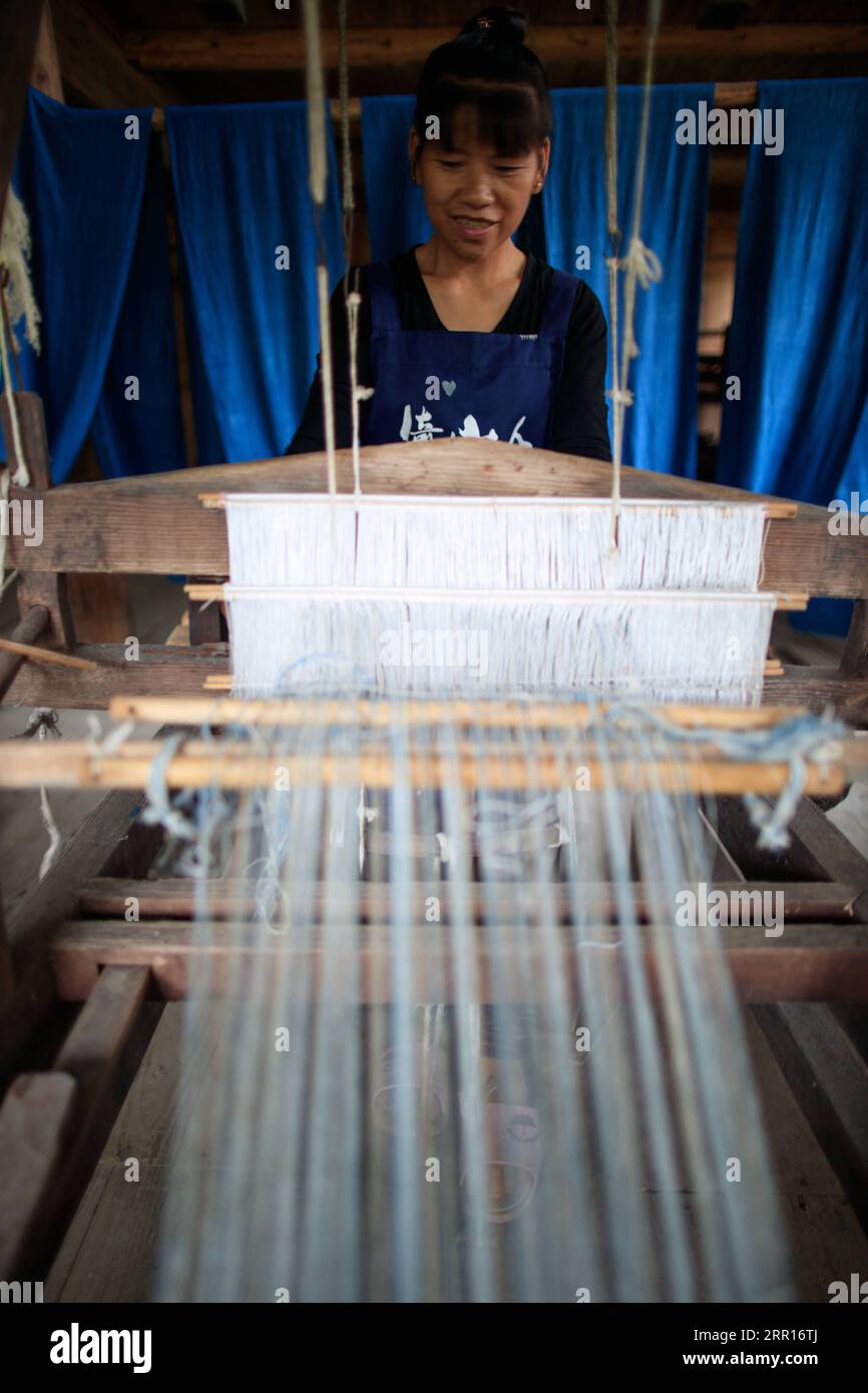 200907 -- RONGJIANG, le 7 septembre 2020 -- Une femme tisse des tissus dans un atelier du village de Fengdeng Dong, dans le comté de Rongjiang, dans la province du Guizhou, au sud-ouest de la Chine, le 6 septembre 2020. Les habitants profitent des conditions météorologiques d'automne favorables pour faire le tissu traditionnel du groupe ethnique Dong. CHINA-GUIZHOU-DONG VILLAGE-TISSU FAISANT CN LIUXXU PUBLICATIONXNOTXINXCHN Banque D'Images