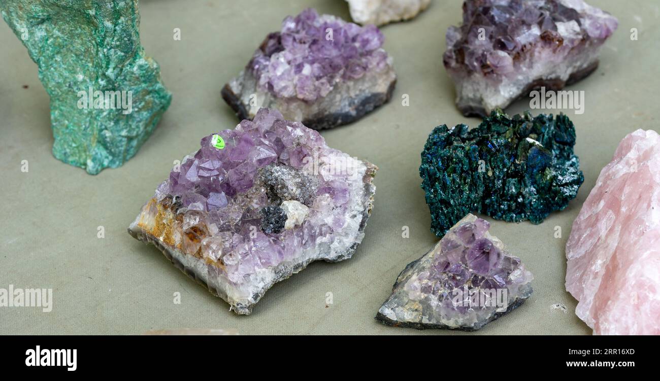 Panorama minéraux et pierres précieuses à vendre sur un marché Banque D'Images