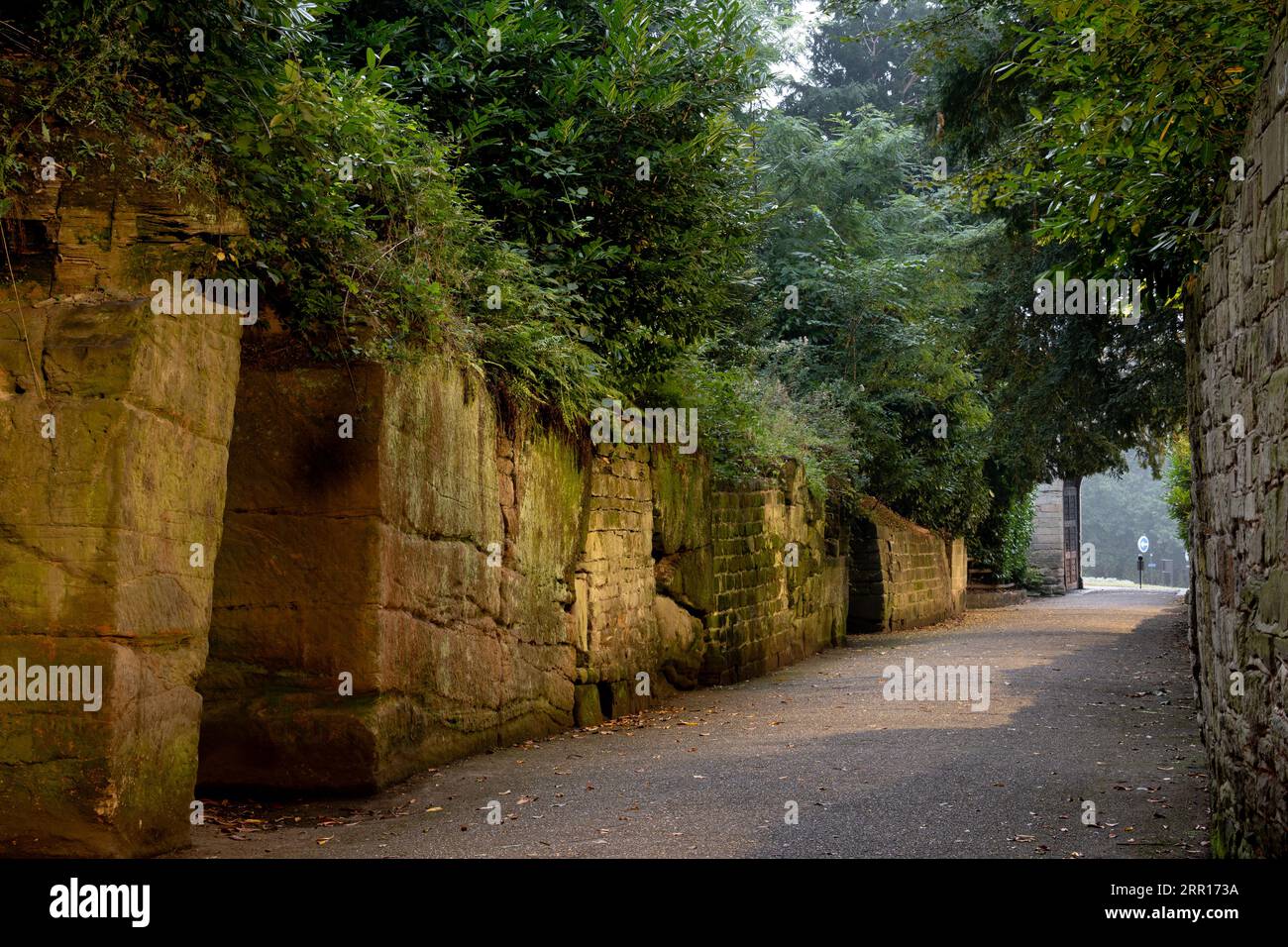 L'approche du château de Warwick depuis les portes du château, Warwickshire, Angleterre, Royaume-Uni Banque D'Images