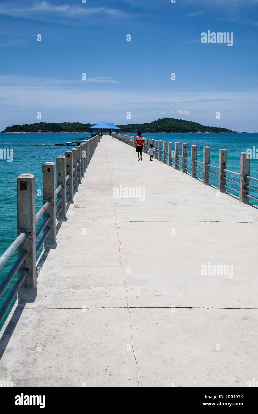 Ancienne jetée en béton sur les eaux bleues du sud de la Thaïlande Banque D'Images