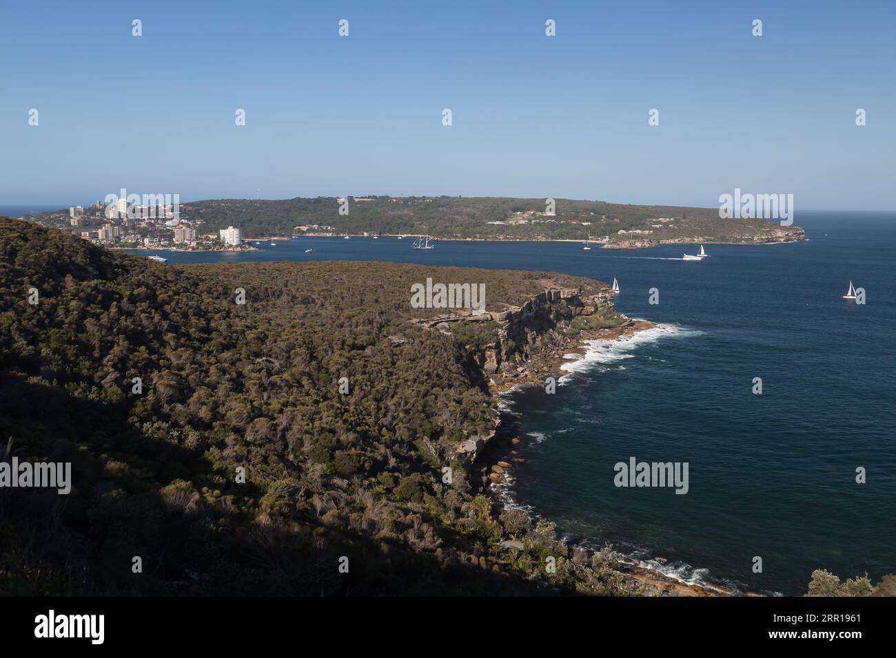 George's Head Lookout à travers les Sydney Heads depuis Headland Park, Mosman, Sydney, NSW, Australie. Vues de Manly à l'extrême gauche. Banque D'Images