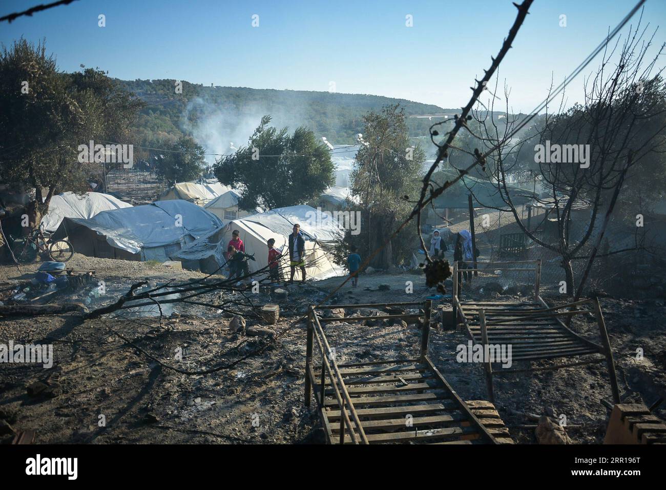 200909 -- LESBOS, 9 septembre 2020 -- une photo prise le 9 septembre 2020 montre le site après qu'un incendie ait éclaté au camp de réfugiés et de migrants de Moria, sur l'île de Lesbos, dans le nord-est de la mer Égée, en Grèce. Un grand incendie a éclaté dans le plus grand camp de réfugiés et de migrants de Grèce, Moria, aux premières heures de mercredi, a rapporté l agence de presse nationale grecque AMNA. Le feu s'est propagé dans tout le centre d'accueil. Les autorités ont annoncé que 35 réfugiés avaient été testés positifs pour le nouveau coronavirus et que certains d’entre eux ont refusé de se mettre en quarantaine avec leurs familles, selon le rapport. Aucune blessure n'a b Banque D'Images