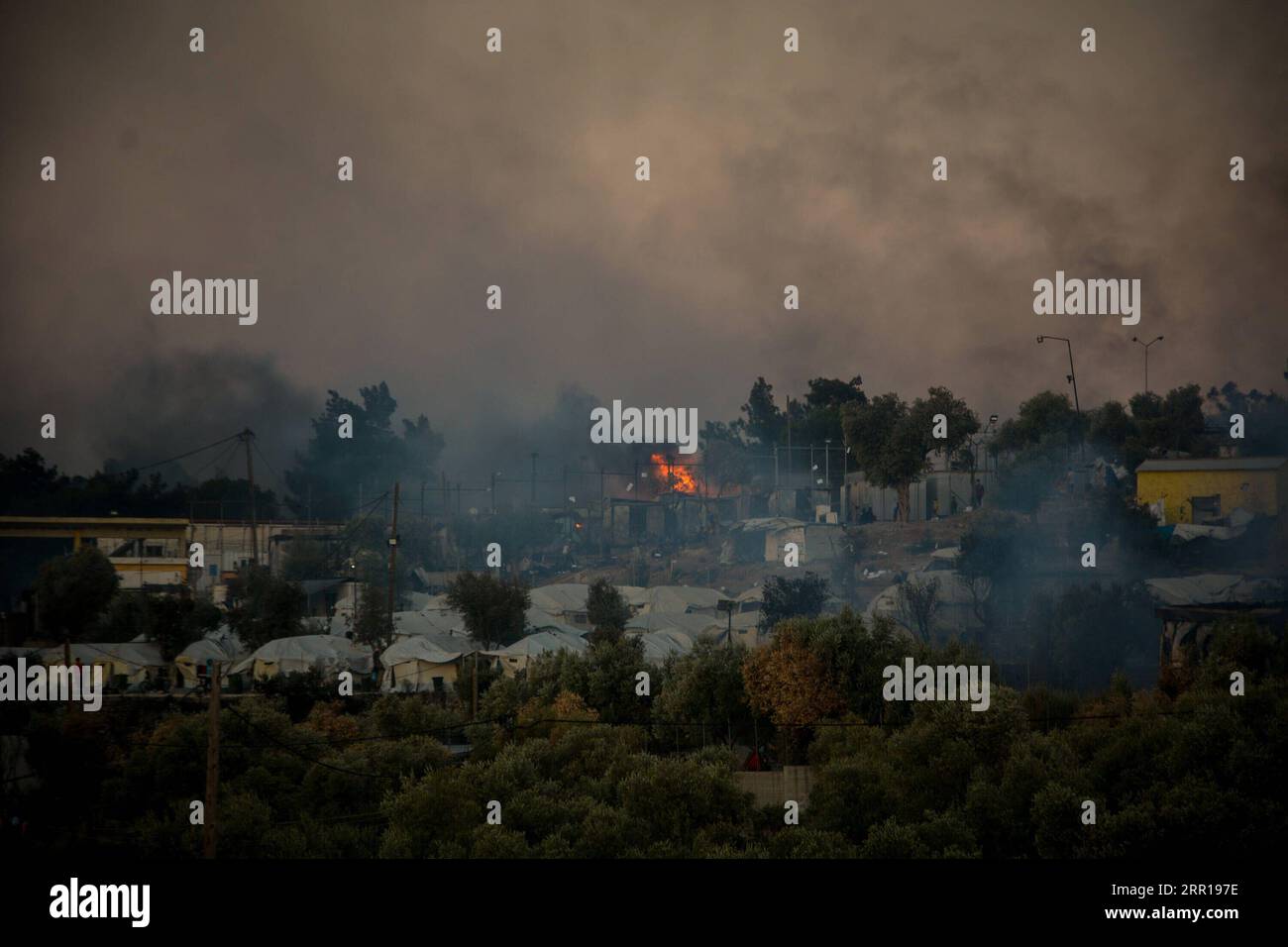 200909 -- LESBOS, 9 septembre 2020 -- de la fumée s'élève des abris lors d'un grand incendie au camp de réfugiés et de migrants de Moria, sur l'île de Lesbos, dans le nord-est de la mer Égée, en Grèce, le 9 septembre 2020. Un grand incendie a éclaté dans le plus grand camp de réfugiés et de migrants de Grèce, Moria, aux premières heures de mercredi, a rapporté l agence de presse nationale grecque AMNA. Le feu s'est propagé dans tout le centre d'accueil. Les autorités ont annoncé que 35 réfugiés avaient été testés positifs pour le nouveau coronavirus et que certains d’entre eux ont refusé de se mettre en quarantaine avec leurs familles, selon le rapport. Aucune blessure n'a eu Banque D'Images