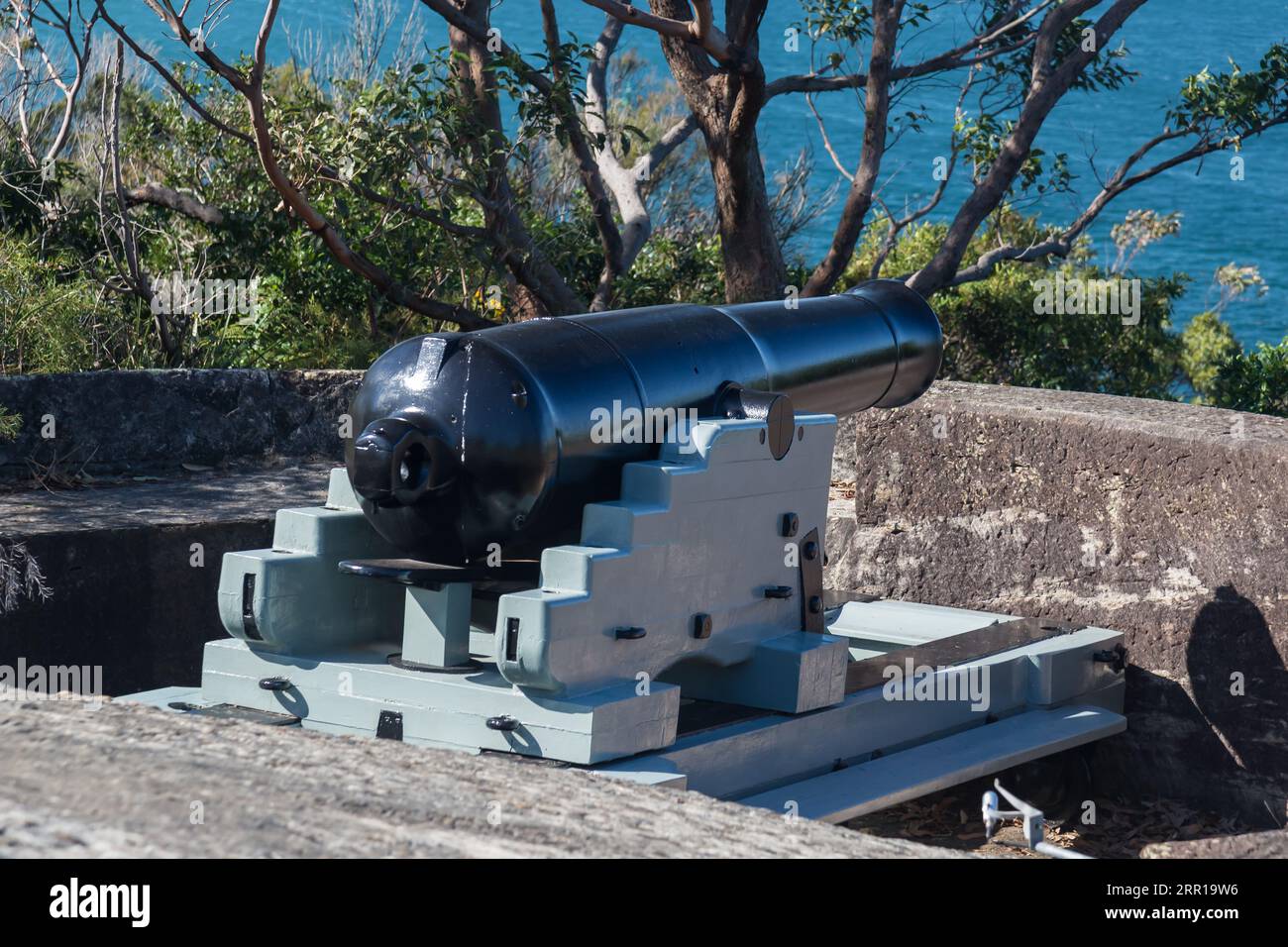 George's Head Lookout canon militaire pointant vers les Sydney Heads, Headland Park, Mosman, Sydney, NSW, Australie. Banque D'Images