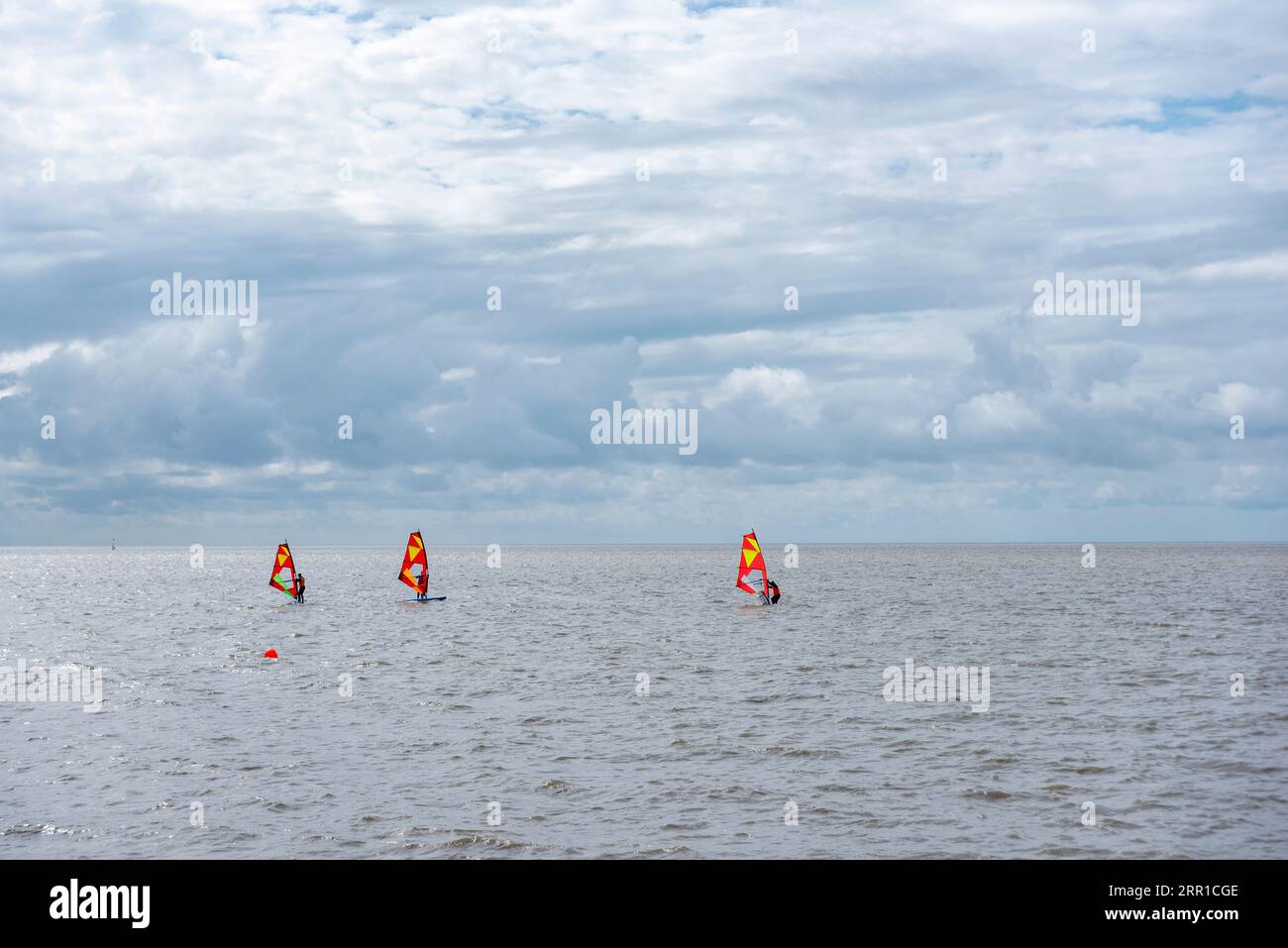 Planche à voile en face de la promenade de la plage, Norddeich, Basse-Saxe, Allemagne, Europe Banque D'Images